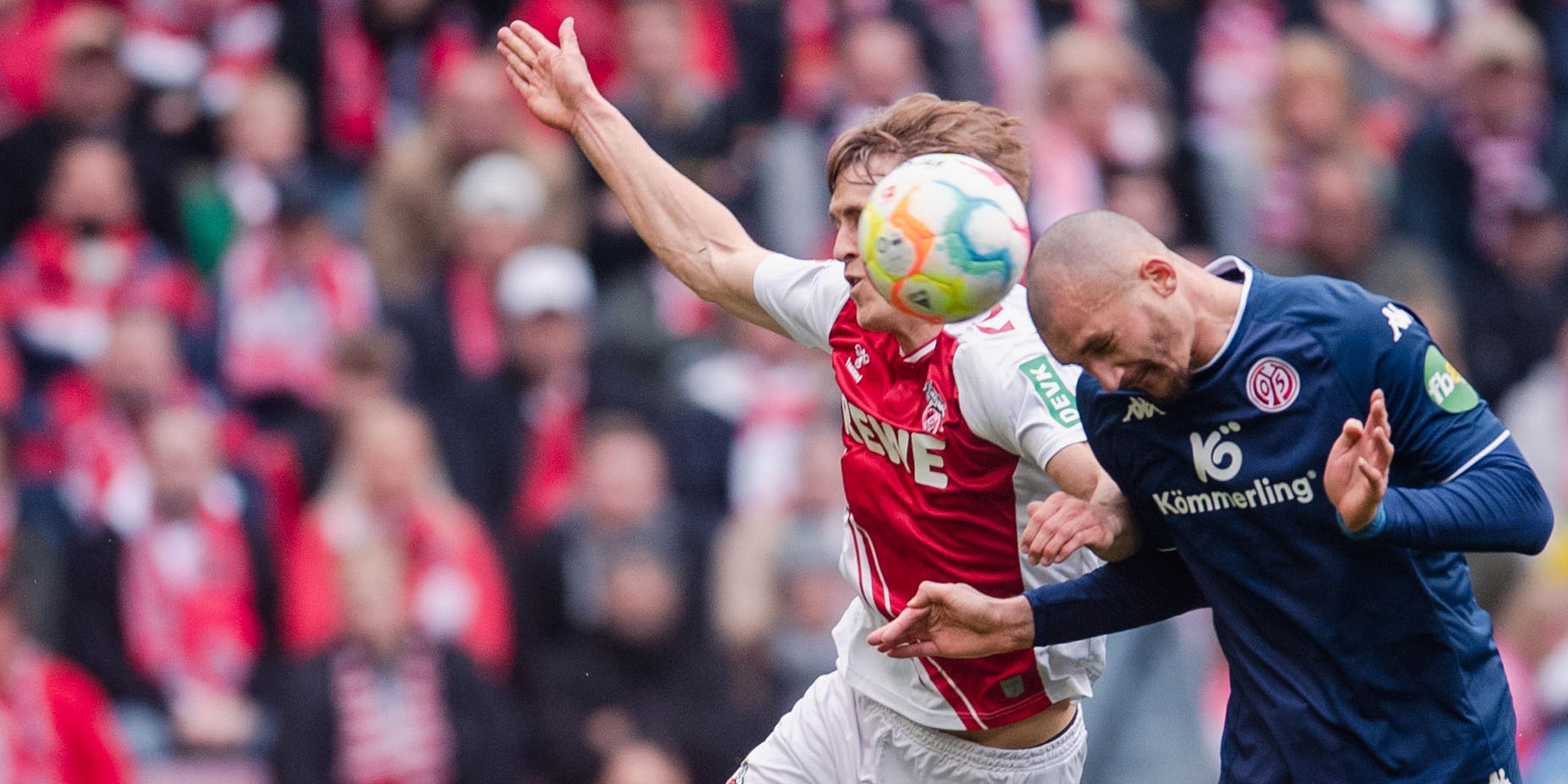 15.04.2023, Köln: Timo Hübers (1. FC Köln) und Ludovic Ajorque (FSV Mainz 05) kämpfen um den Ball