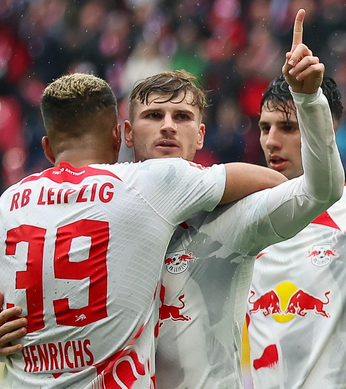 15.04.2023, Leipzig: Benjamin Henrichs, Timo Werner und Dominik Szoboszlai (alle RB Leipzig) jubeln nach Werners Treffer zum 2:1