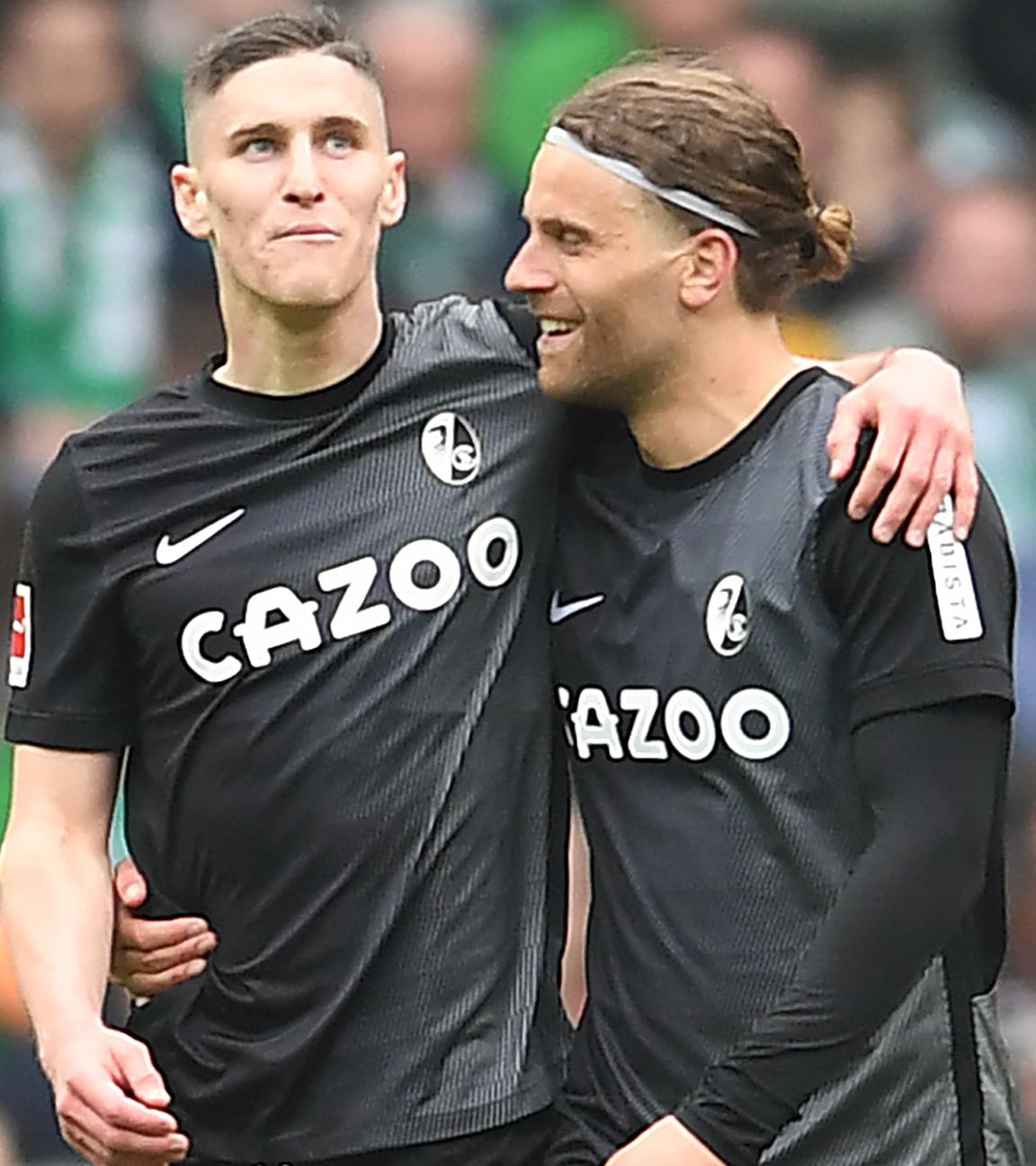 16.04.2023, Bremen: Roland Sallai und Lucas Höler (beide SC Freiburg) jubeln beim Spiel gegen Werder Bremen