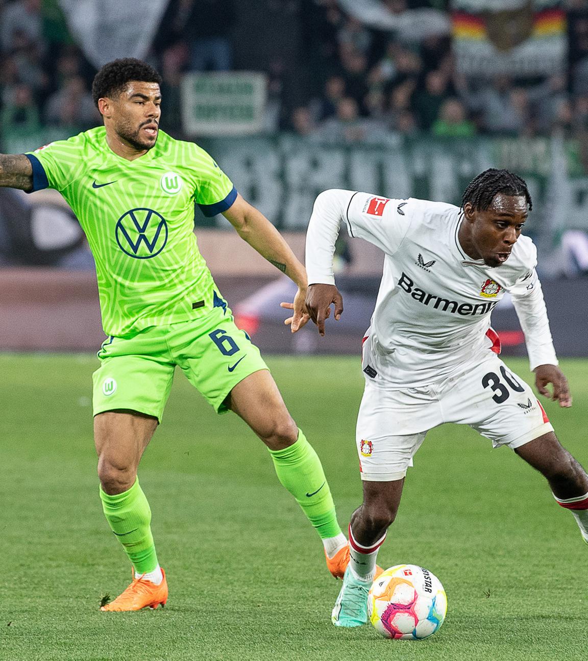 16.04.2023, Wolfsburg: Jeremie Frimpong (Bayer Leverkusen) in Aktion gegen Paulo Otavio (VfL Wolfsburg)