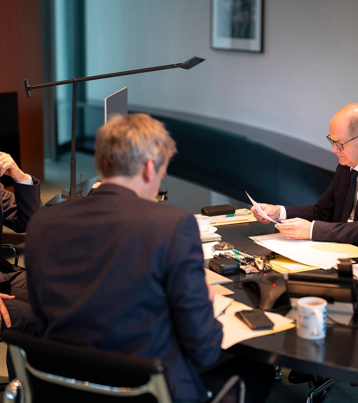 Olaf Scholz (r, SPD) in seinem Büro im Bundeskanzleramt bei einem Telefonat mit Russlands Präsident Wladimir Putin. 