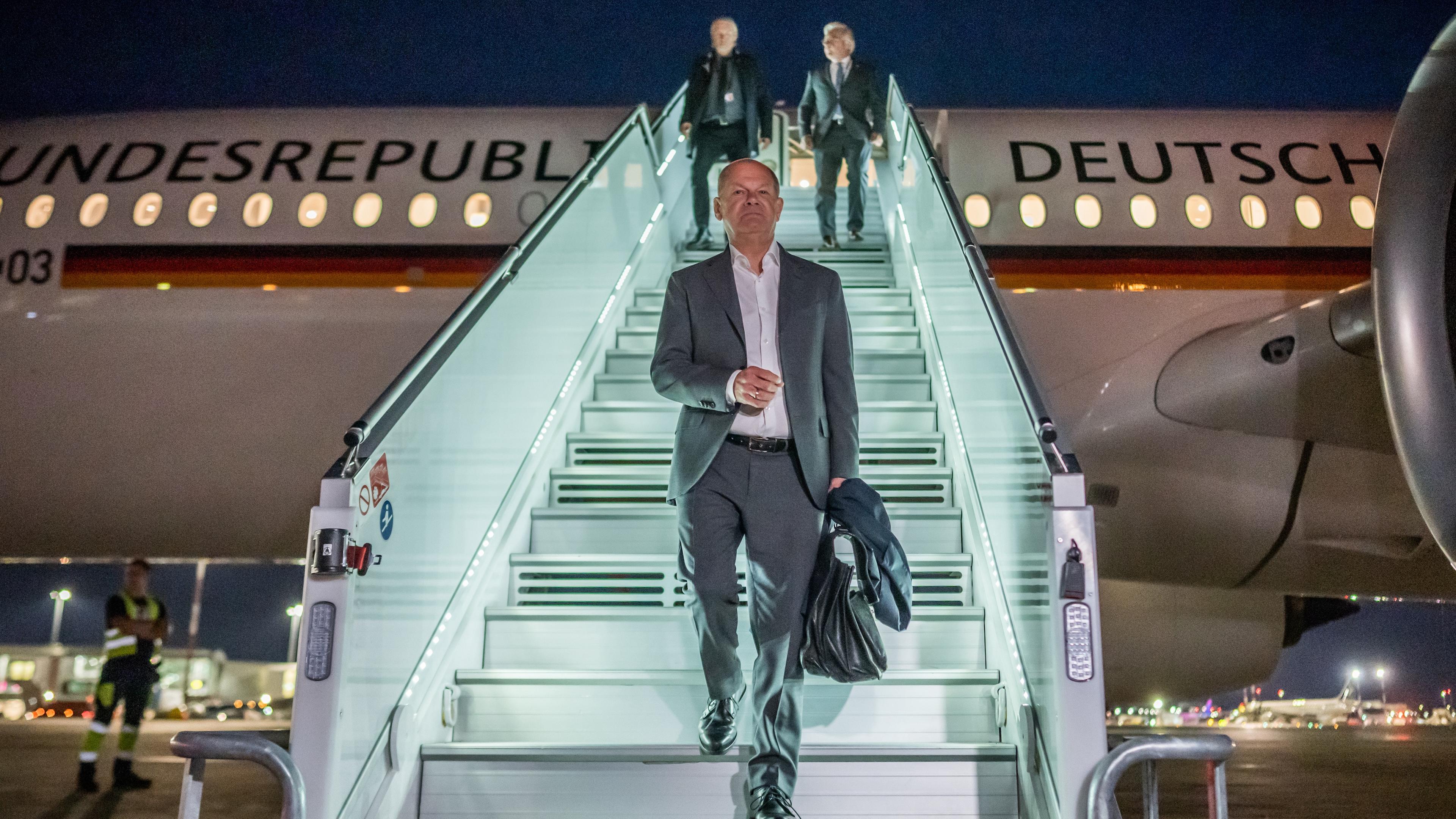 Bundeskanzler Olaf Scholz (SPD), kommt am Flughafen in Warschau zu den deutsch-polnischen Regierungskonsultationen an.