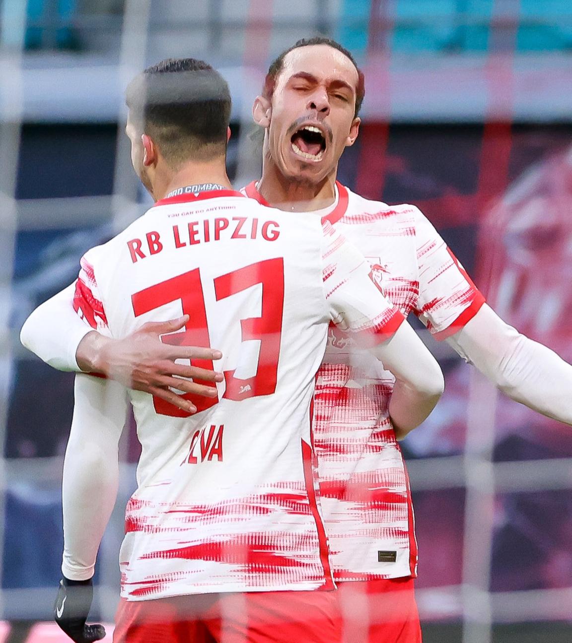 08.01.2022, Sachsen, Leipzig, RB Leipzig gegen FSV Mainz 05 in der Red-Bull-Arena, Der Leipziger Andre Silva und Yussuf Poulsen jubeln nach Silvas Treffer per Elfmeter zum 1:0, links der Mainzer Torwart Robin Zentner.