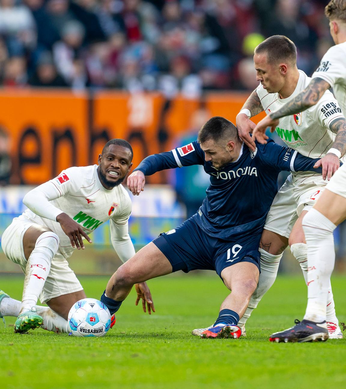 Bochums Matus Bero kämpft um den Ball mit der Mannschaft des FC Augsburg.