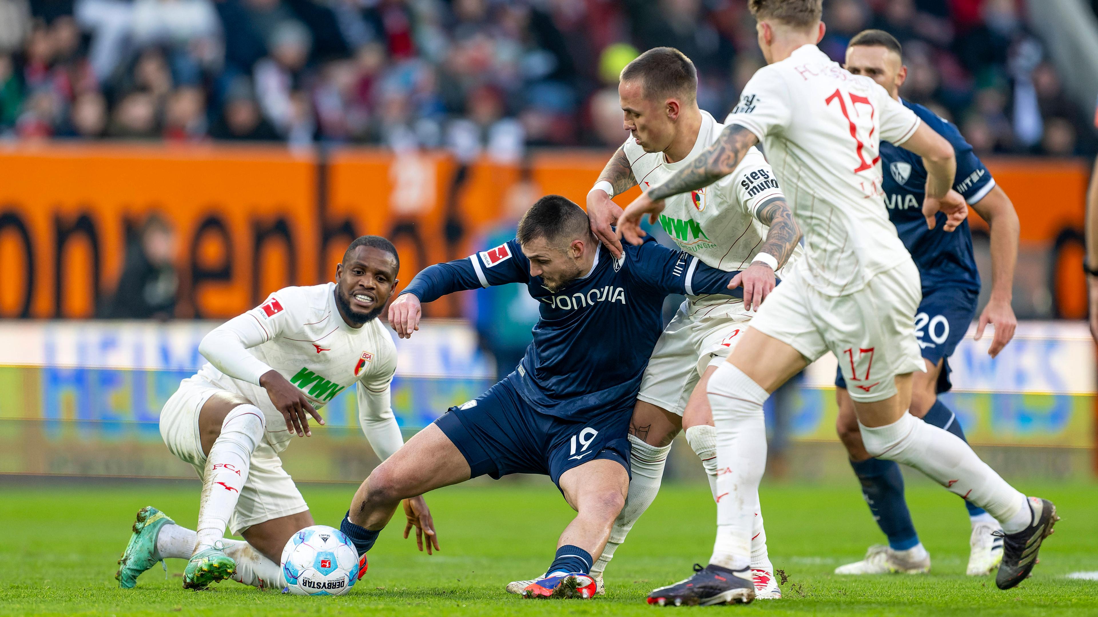 Bochums Matus Bero kämpft um den Ball mit der Mannschaft des FC Augsburg.