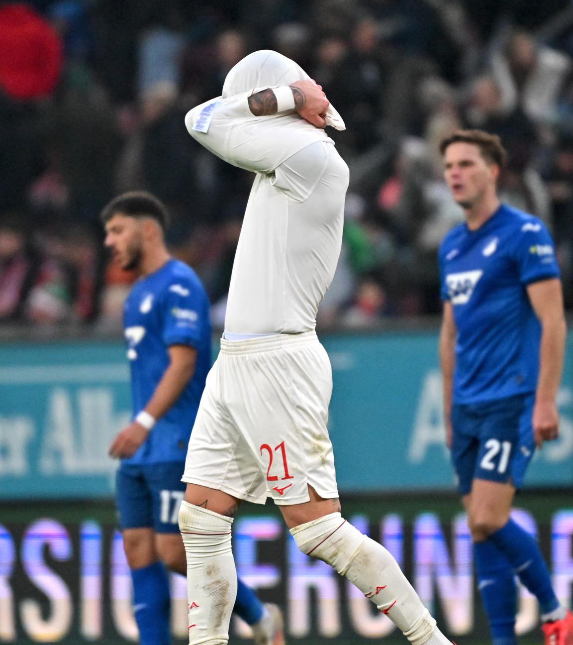 Augsburgs Phillip Tietz reißt sein Trikot nach oben während des Spiels gegen Hoffenheim.