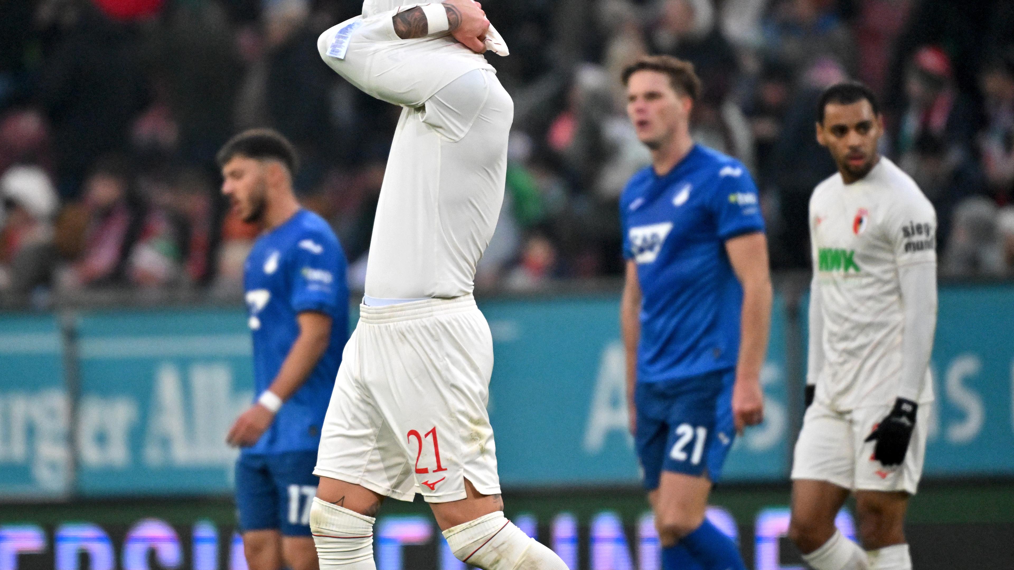 Augsburgs Phillip Tietz reißt sein Trikot nach oben während des Spiels gegen Hoffenheim.