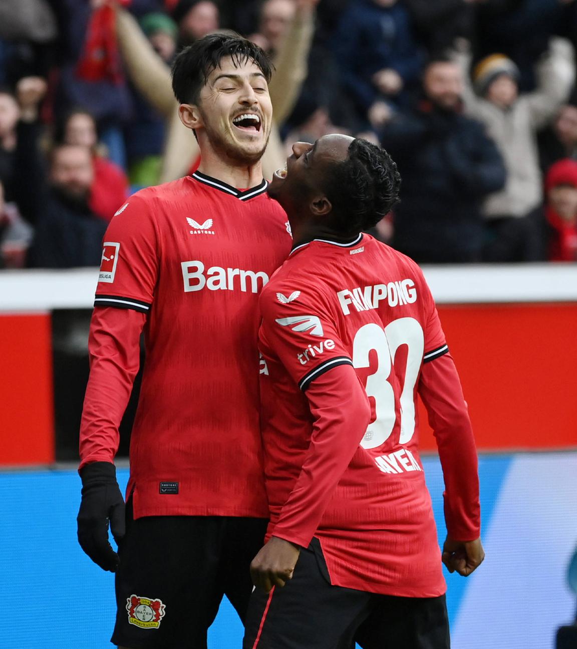 Sardar Azmoun (Bayer Leverkusen) und Jeremie Frimpong (Bayer Leverkusen) jubeln.