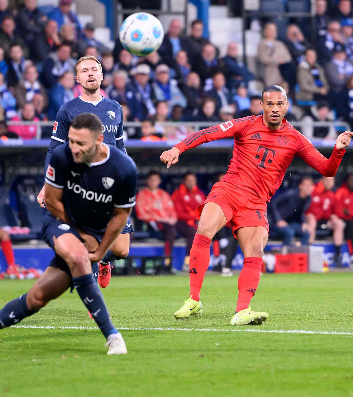 Bayerns Leroy Sane schießt den Ball auf Bochums Tor und erzielt das 4:0 gegen den VfL Bochum.