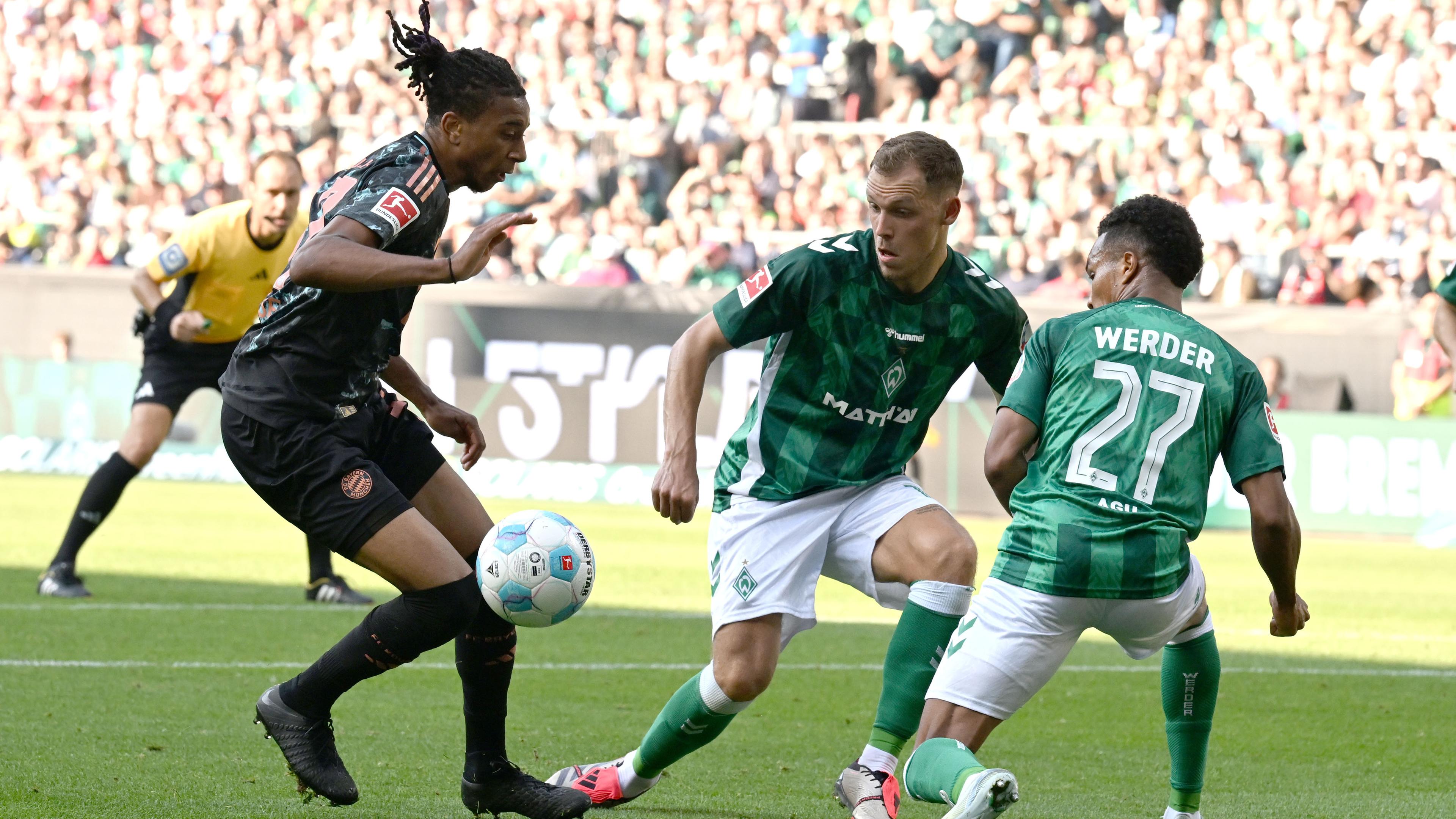 Bayerns Michael Olise passt gegen Werders Felix Agu und Senne Lynen in die Mitte zum 0:2.