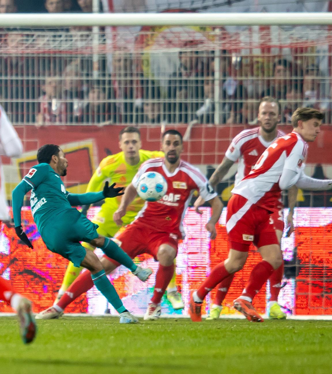 Augsburgs Alexis Claude-Maurice erzielt den Treffer zum 1:0 gegen Union Berlin. 