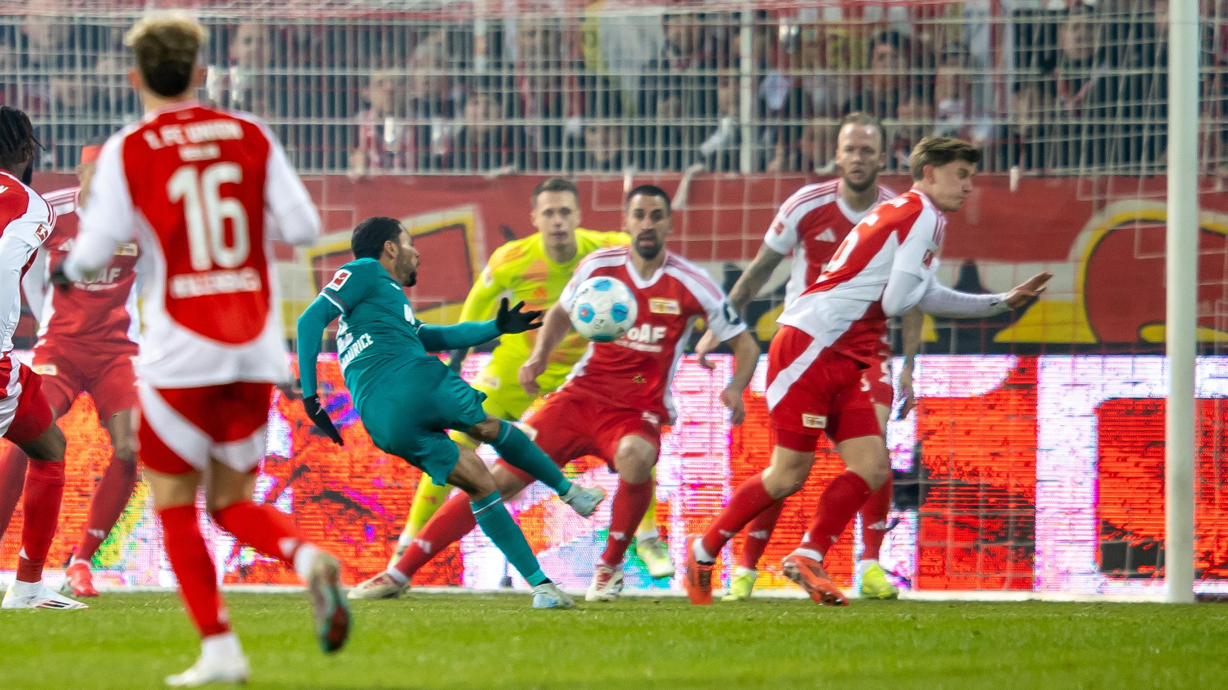 Augsburgs Alexis Claude-Maurice erzielt den Treffer zum 1:0 gegen Union Berlin. 