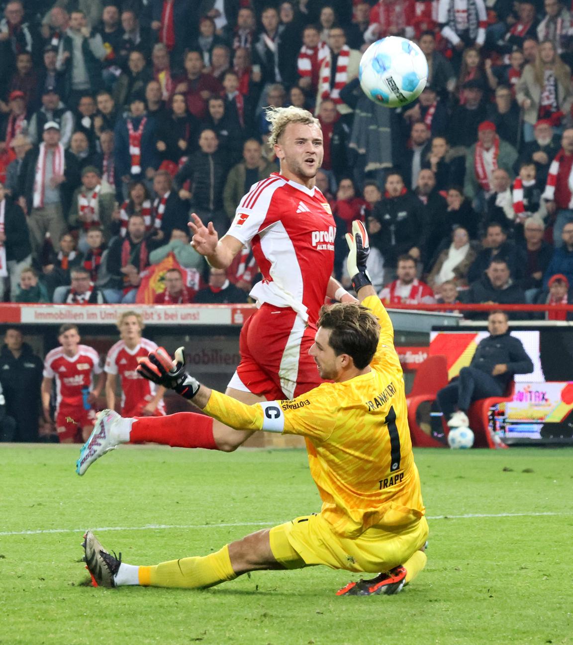 Union Berlins Benedict Hollerbach schießt das Ausgleichstor gegen Eintracht Frankfurt.