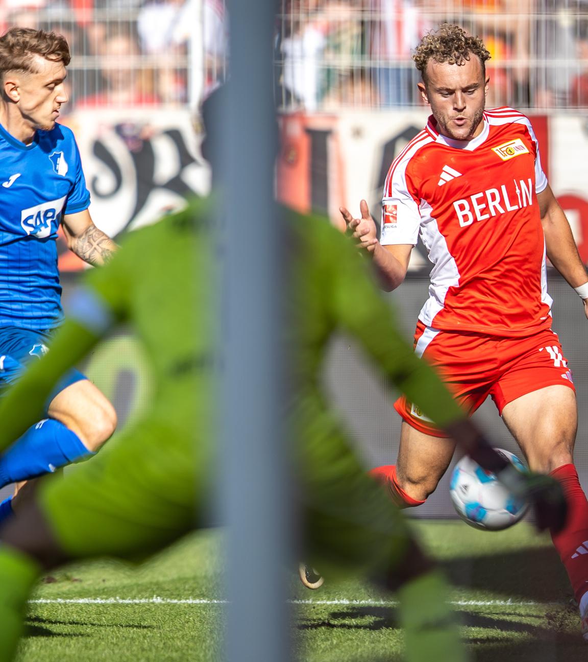 Tim Drexler von TSG Hoffenheim kämpft gegen Union Berlins Benedict Hollerbach um den Ball.