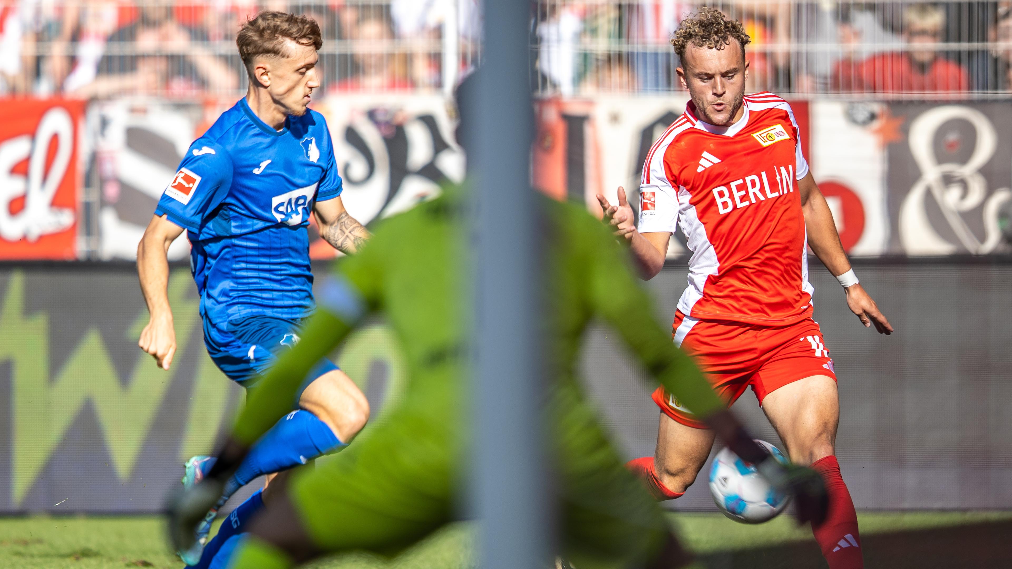 Tim Drexler von TSG Hoffenheim kämpft gegen Union Berlins Benedict Hollerbach um den Ball.