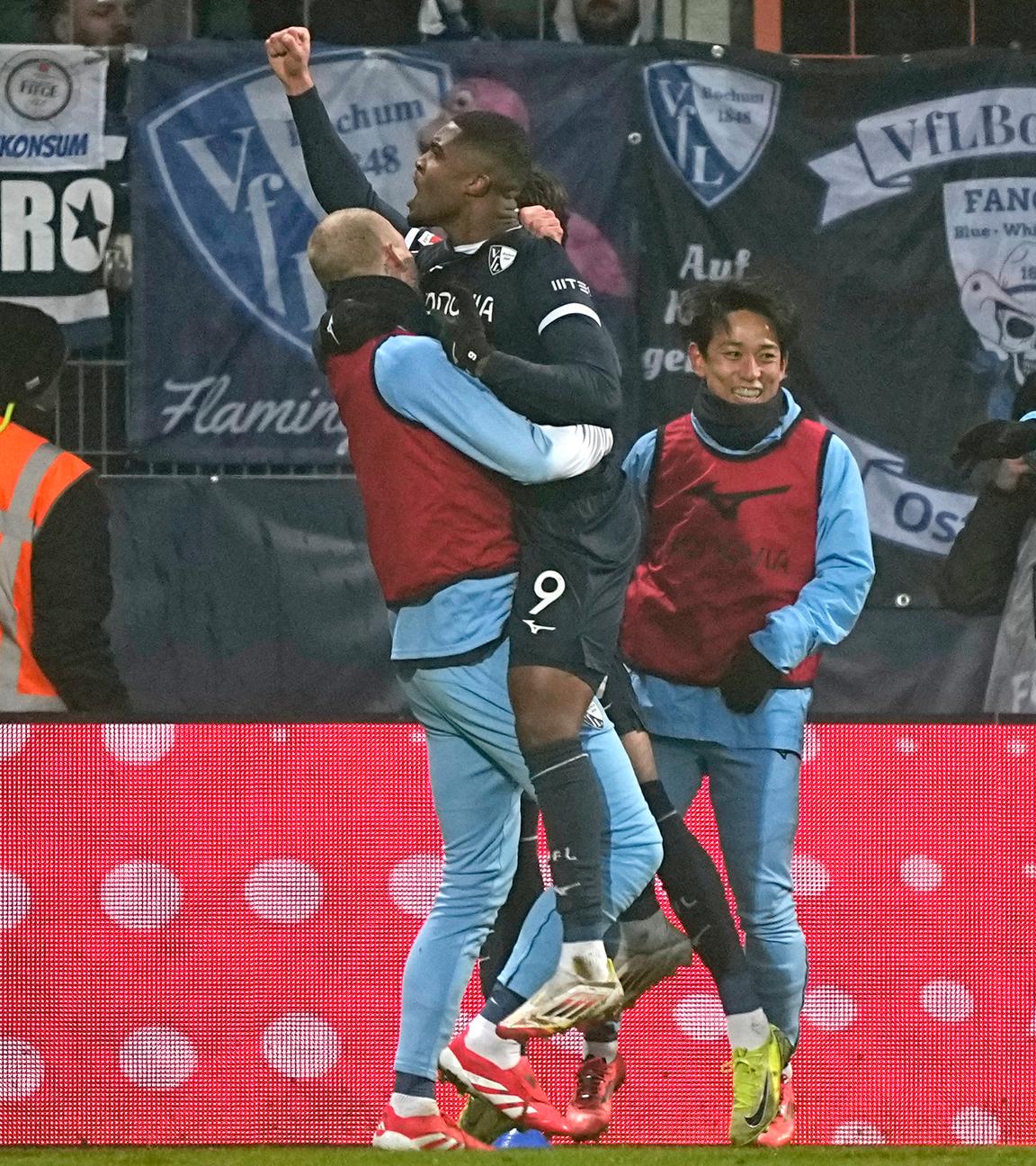 Bochums Myron Boadu jubelt mit seiner Mannschaft nach seinem Ausgleichstreffer gegen Leipzig.