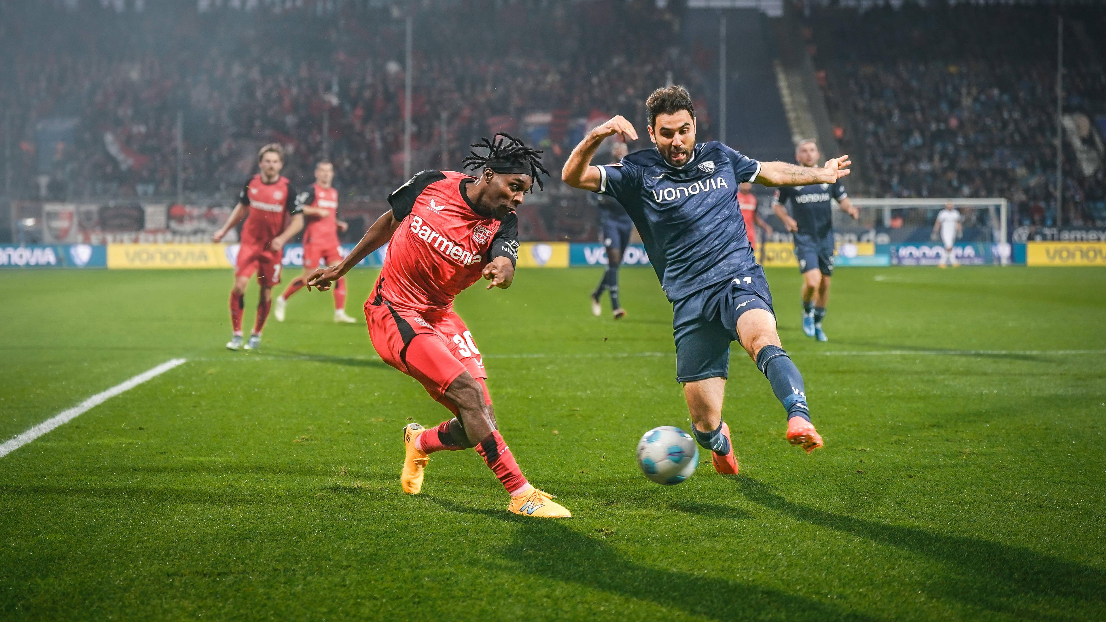 Jeremie Frimpong von Bayer Leverkusen und Bochums Gerrit Holtmann kämpfen um den Ball.