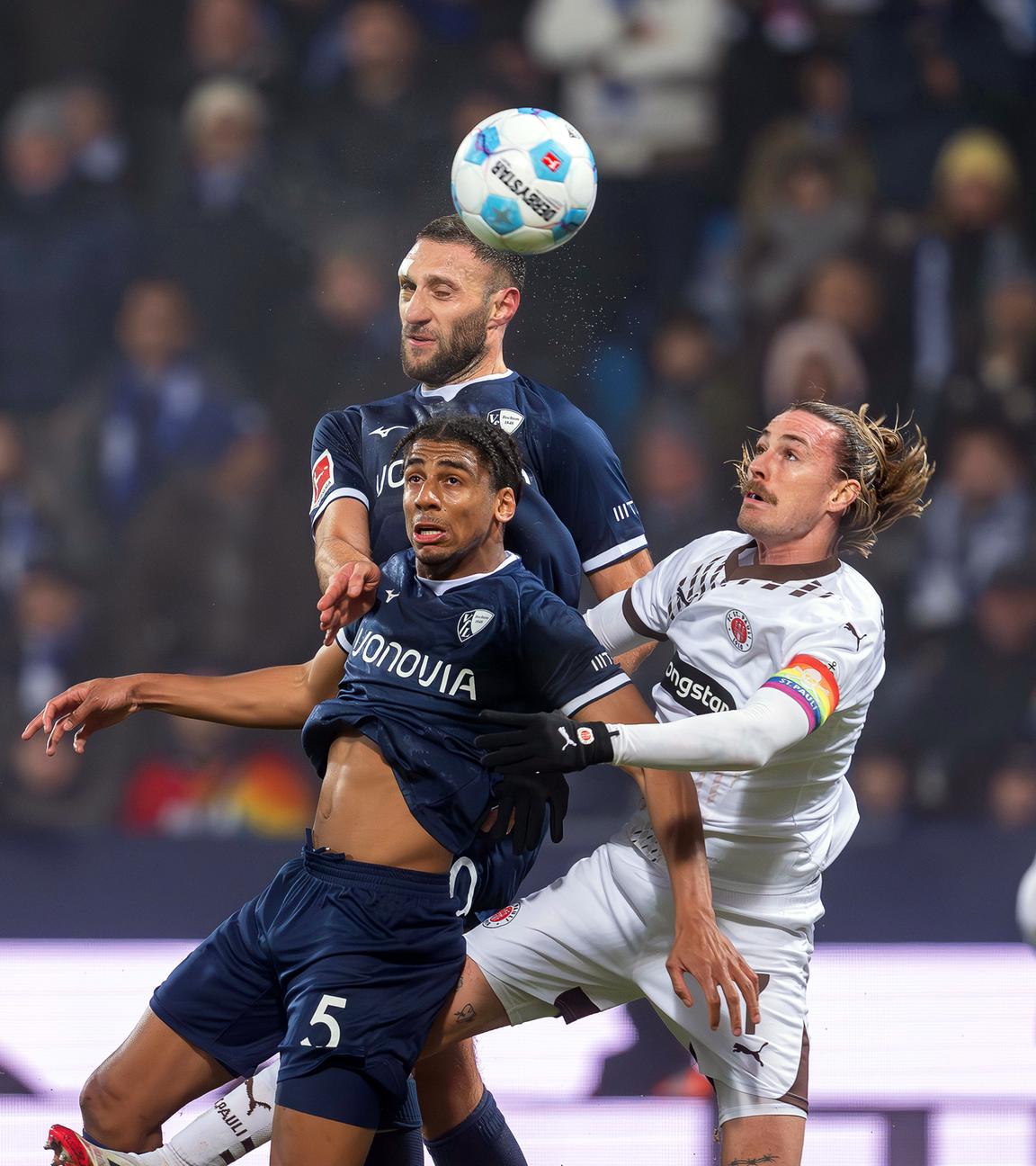 Bochums Spieler Bernardo und Ivan Ordets kämpfen mit St. Paulis Jackson Irvine um den Ball.