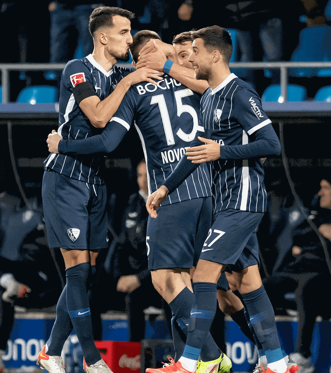 Bundesliga, VfL Bochum gegen TSG 1899 Hoffenheim am 11. Spieltag im Vonovia Ruhrstadion: Bochums Spieler jubeln über das 1:0 durch Soma Novothny (15). Links Hoffenheims Kevin Akpoguma am 06.11.2021.