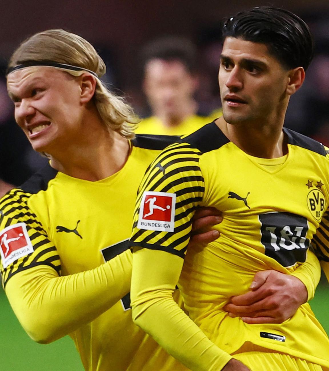 8. Januar 2022 Mahmoud Dahoud von Borussia Dortmund feiert mit Erling Braut Haaland sein drittes Tor, während Filip Kostic von Eintracht Frankfurt niedergeschlagen aussieht