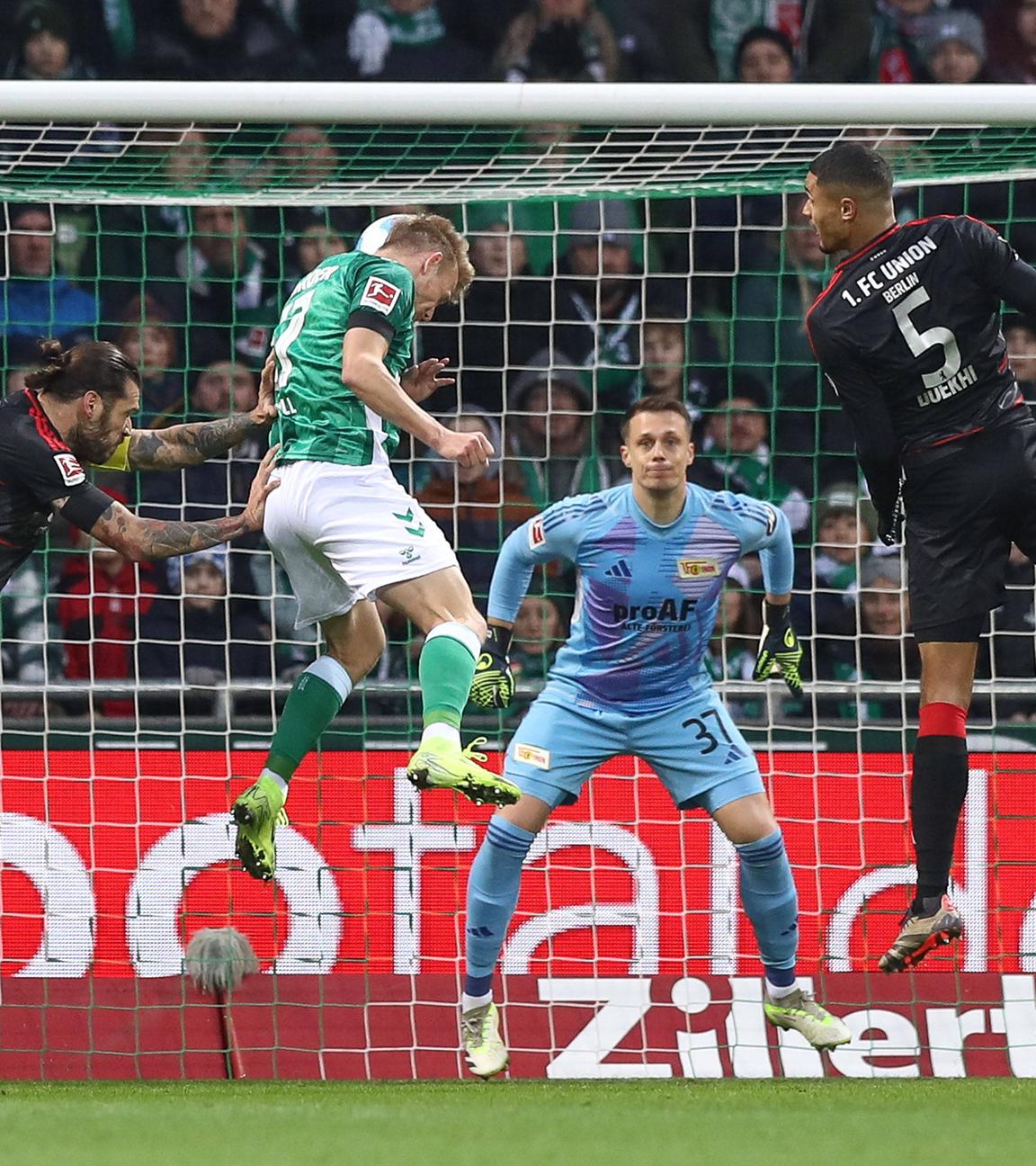 Bremens Marco Gruell köpft den Ball ins Tor von Union Berlin.