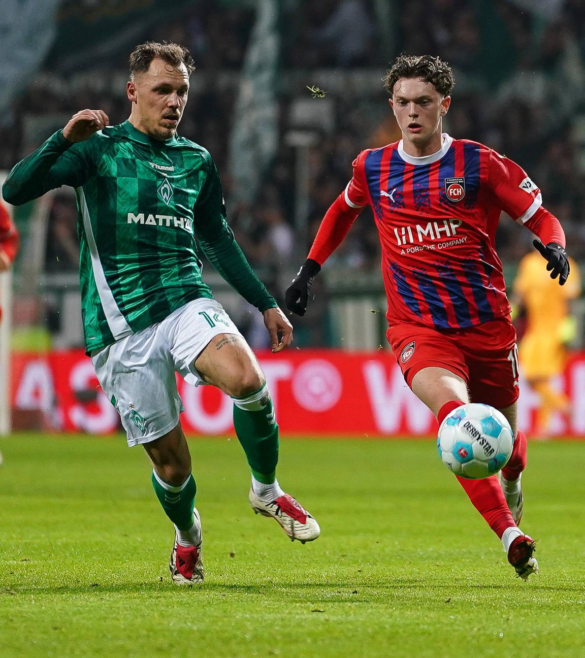 Heidenheims Paul Wanner und Senne Lynen von Werder Bremen im Zweikampf um den Ball.