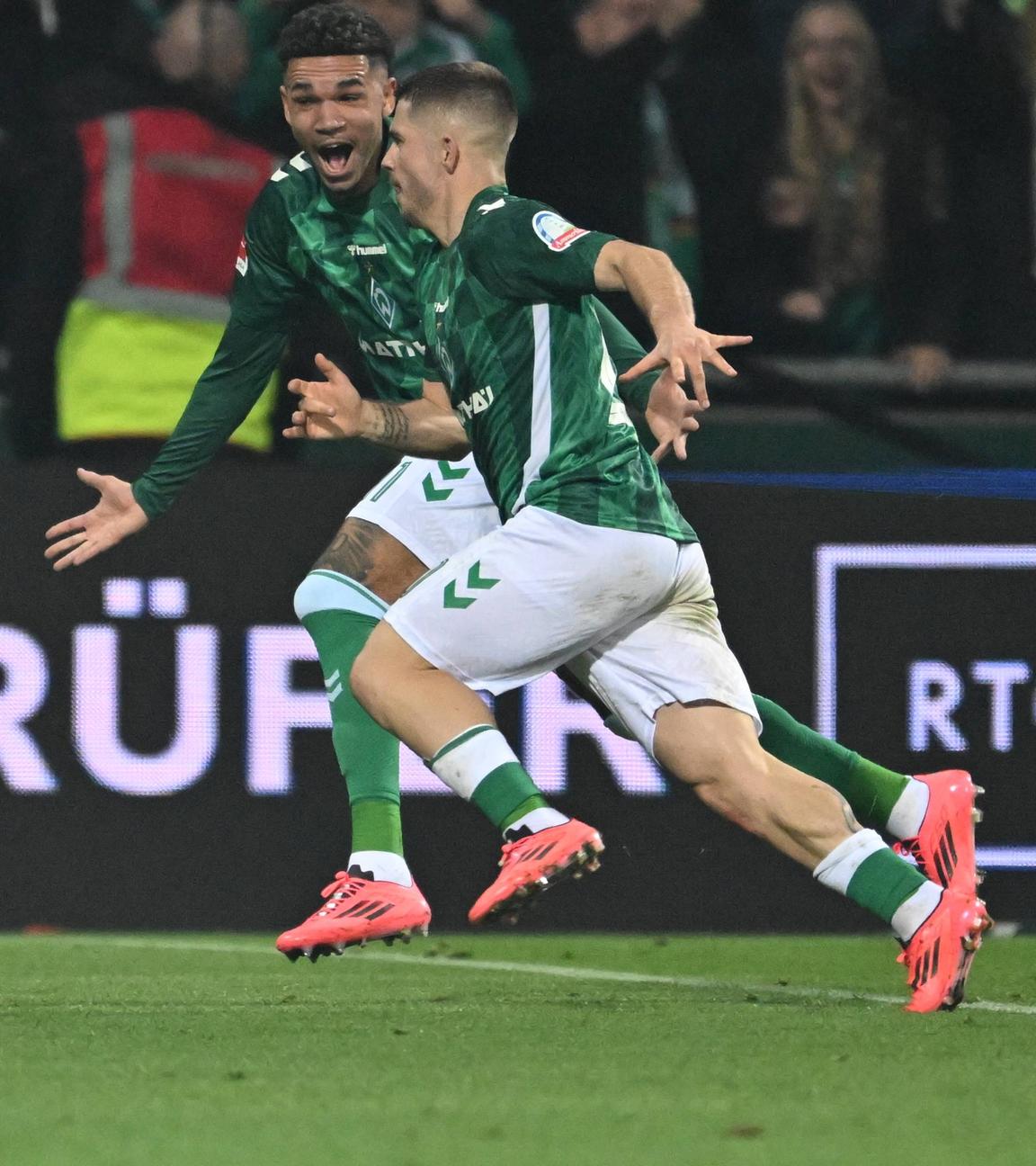 Torschütze Romano Schmid vom SV Werder Bremen jubelt über sein Tor zum 2:2 gegen Bayer 04 Leverkusen.