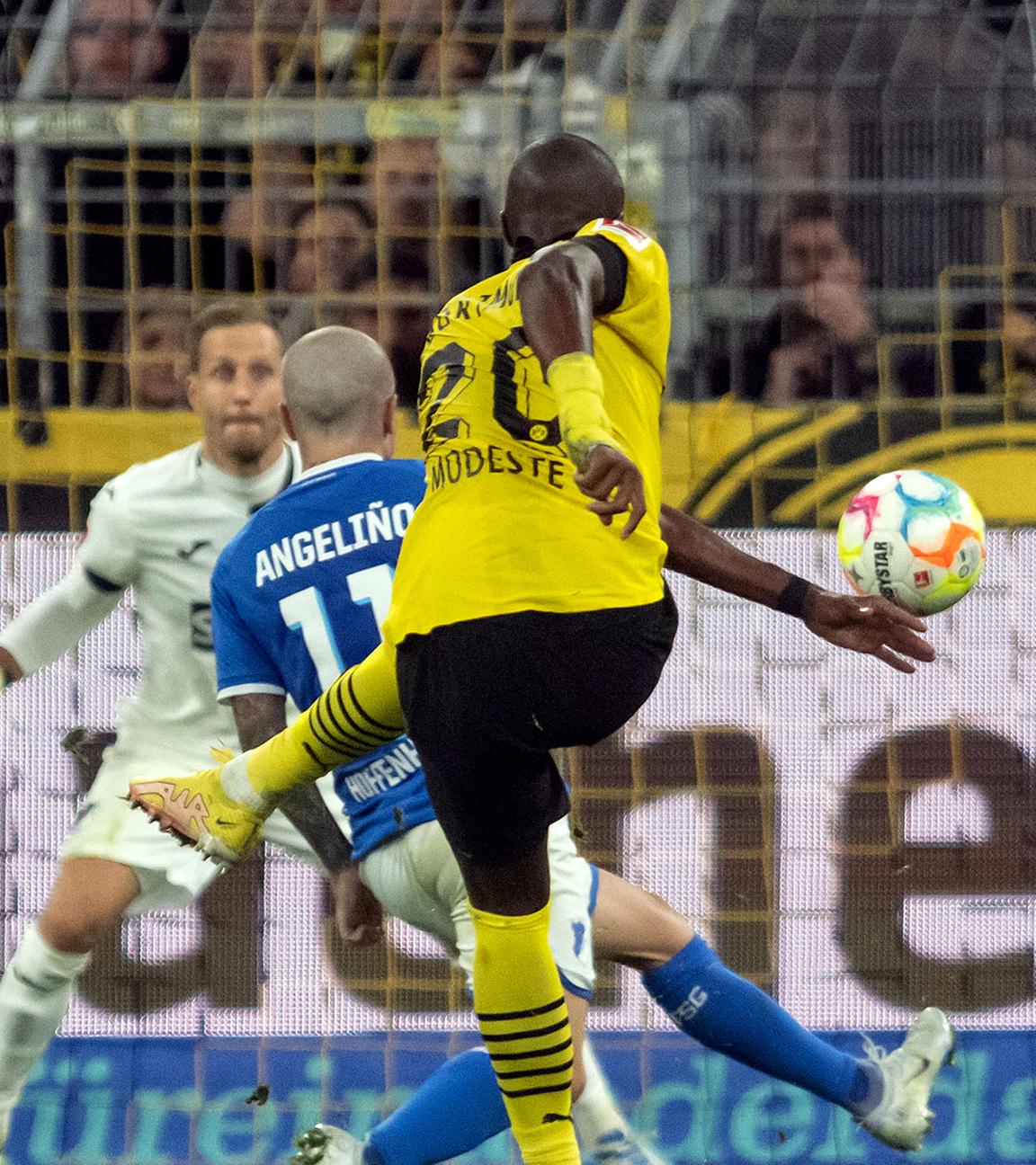 Dortmunds Anthony Modeste (l) schiesst auf das Tor von Torhüter Oliver Baumann von Hoffenheim am 02.09.2022 in Dortmund.