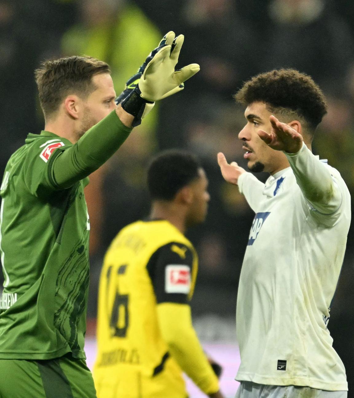 Hoffenheims Torwart Oliver Baumann und Arthur Chaves während dem Spiel gegen Borussia Dortmund.