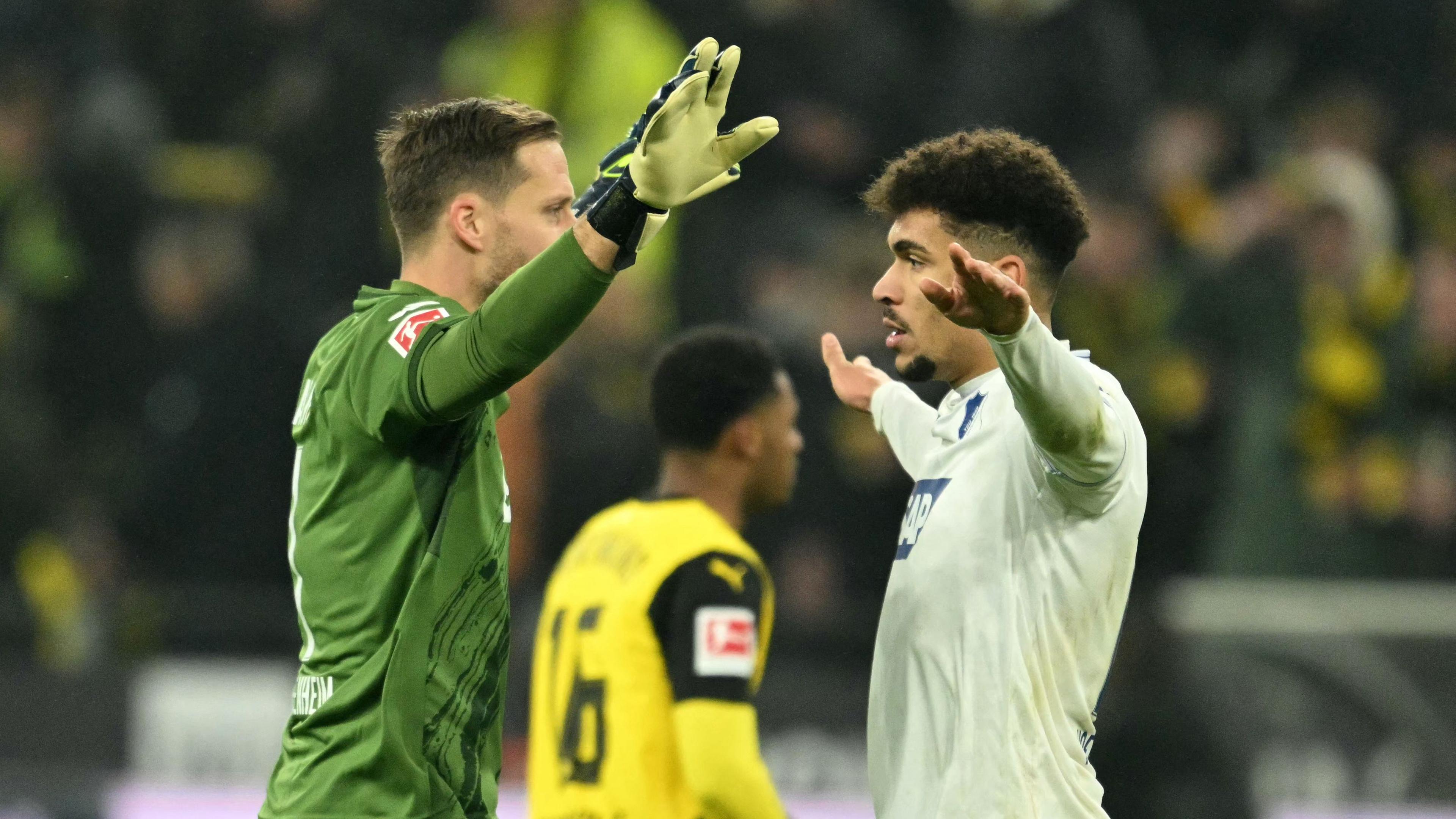 Hoffenheims Torwart Oliver Baumann und Arthur Chaves während dem Spiel gegen Borussia Dortmund.