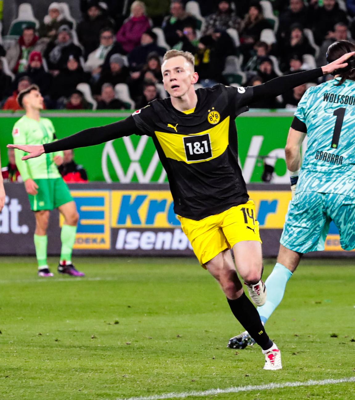 Dortmunds Torschütze Maximilian Beier jubelt nach seinem Tor zum 2:1 gegen Wolfsburg.