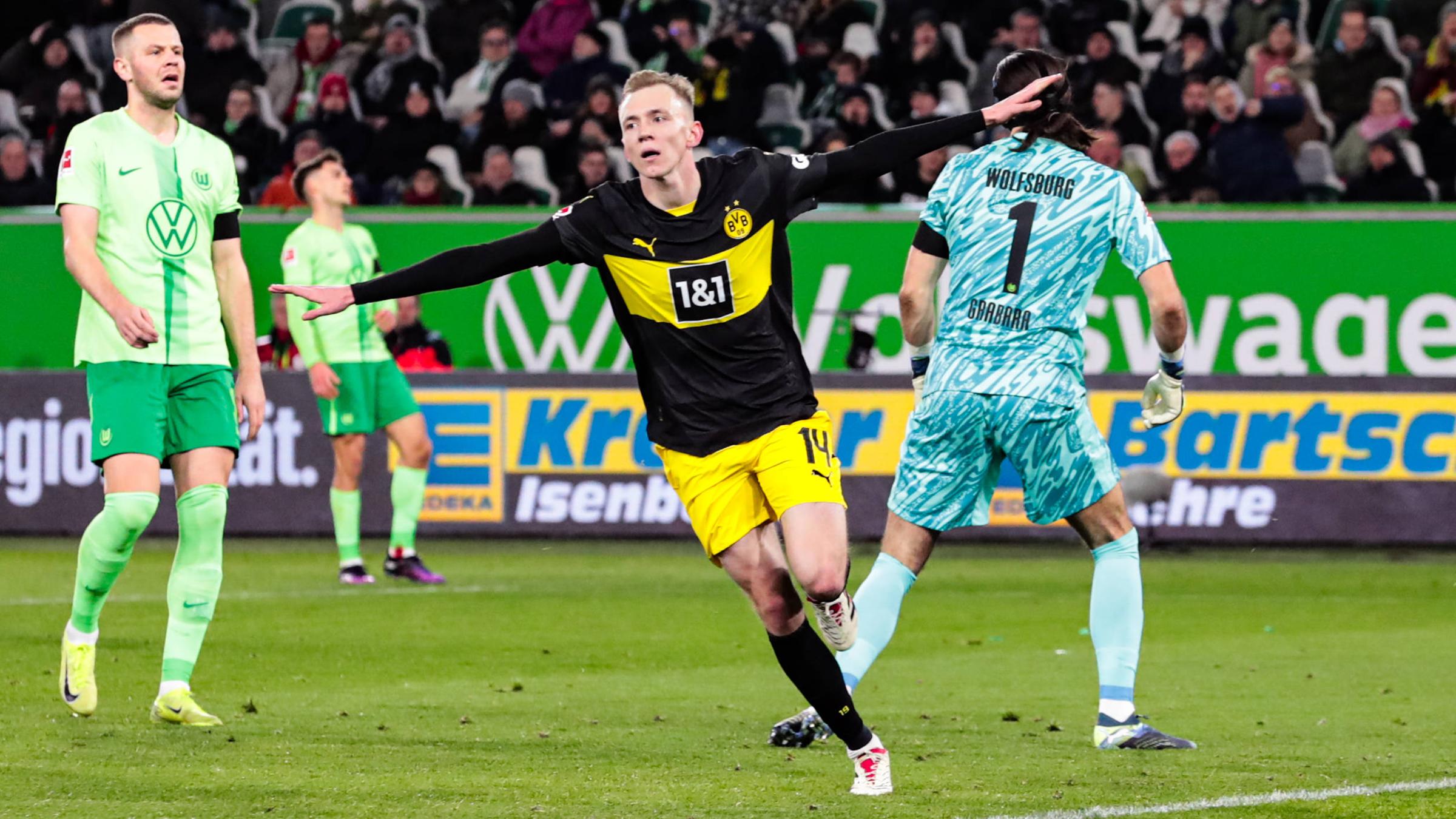 Dortmunds Torschütze Maximilian Beier jubelt nach seinem Tor zum 2:1 gegen Wolfsburg.