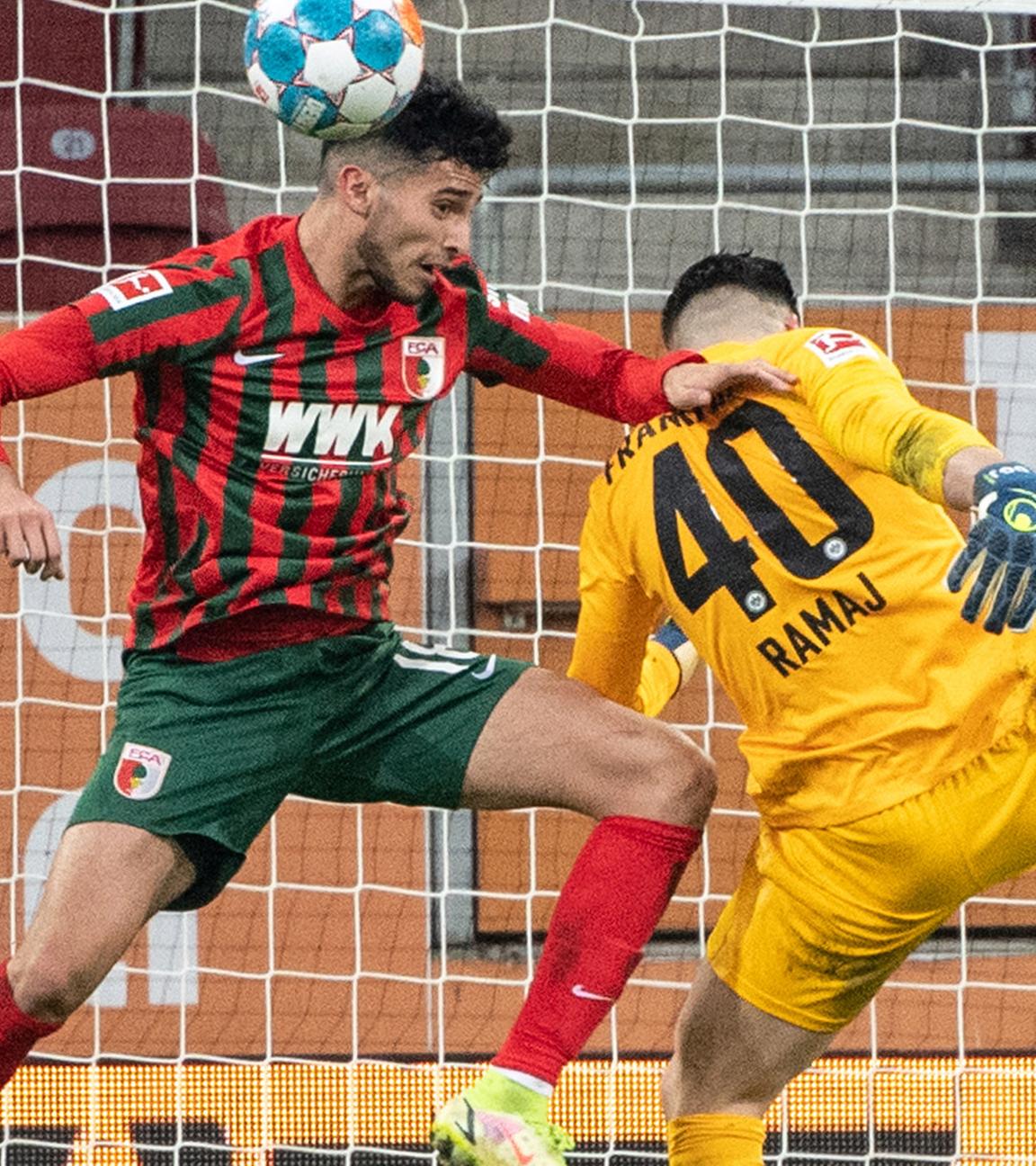 16.01.2022, Bayern, Augsburg, FC Augsburg gegen Eintracht Frankfurt, in der WWK-Arena, Ricardo Pepi von Augsburg (l) und Torhüter Diant Ramaj von Eintracht Frankfurt im Zweikampf um den Ball.