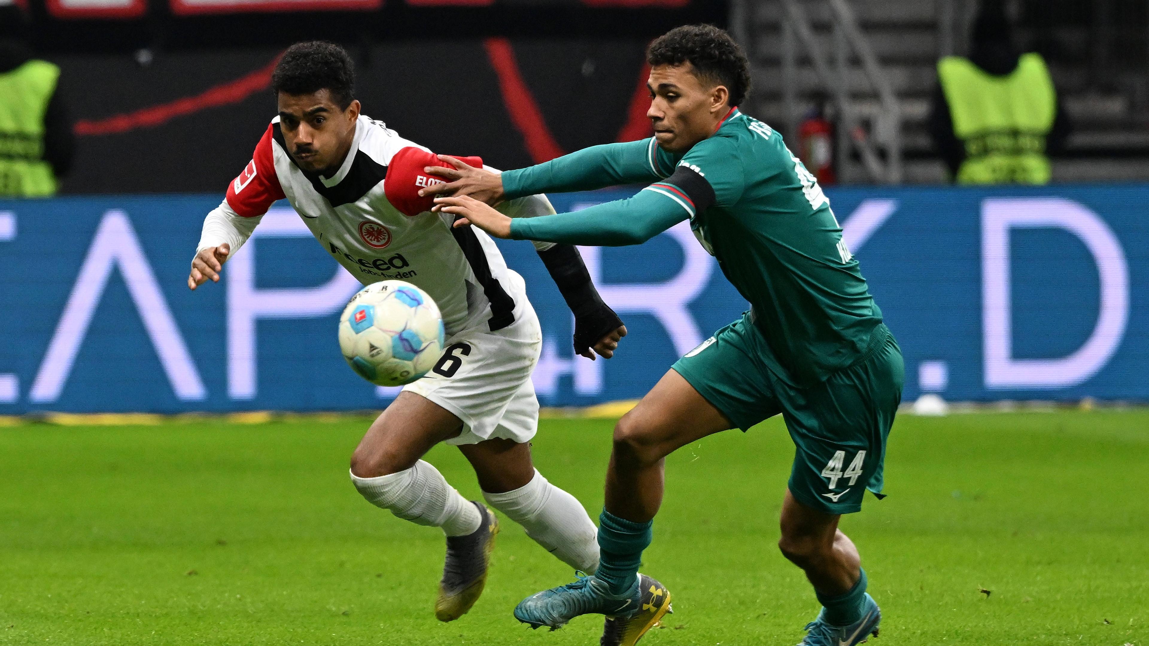 Frankfurts Ansgar Knauff und Augsburgs Henri Koudossou kämpfen um den Ball.