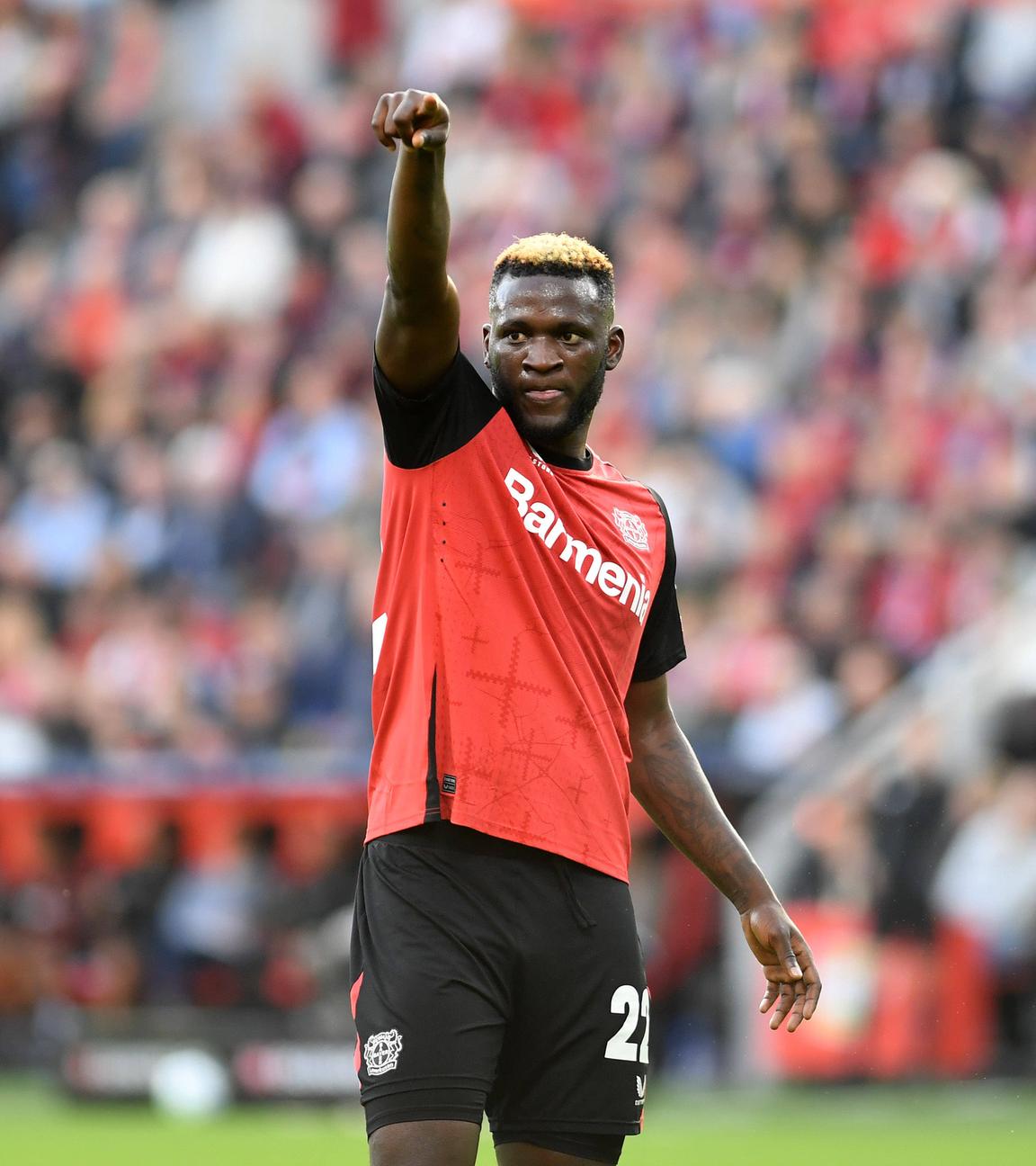 Leverkusens Victor Boniface jubelt nach seinem Tor zum 2:1 gegen die Eintracht Frankfurt.