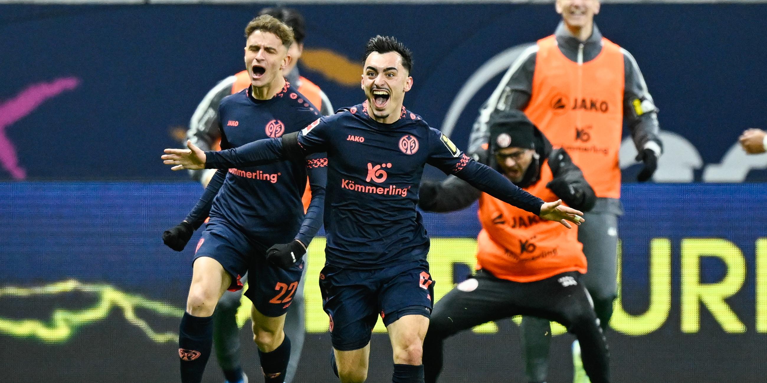 Torschütze Paul Nebel von Mainz 05 jubelt mit seinen Mannschaftskollegen über das Tor zum 3:0 gegen Eintracht Frankfurt.