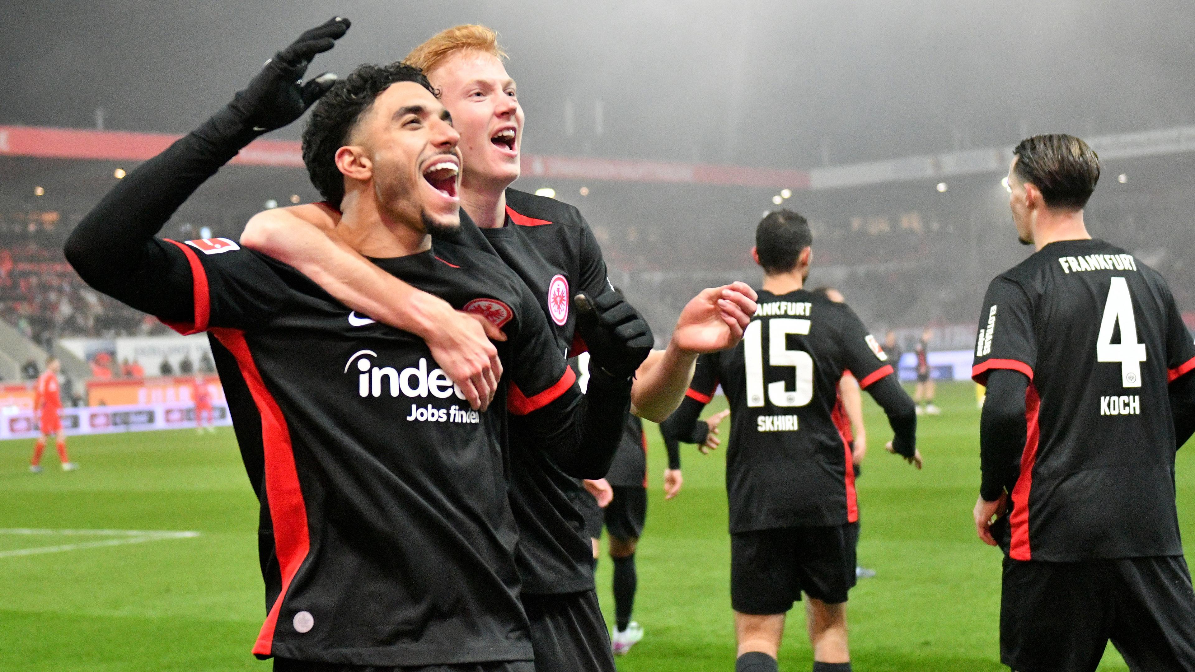 Frankfurts Hugo Larsson und Torschütze Omar Marmoush jubeln über das Tor zum 0:3 gegen den 1. FC Heidenheim.