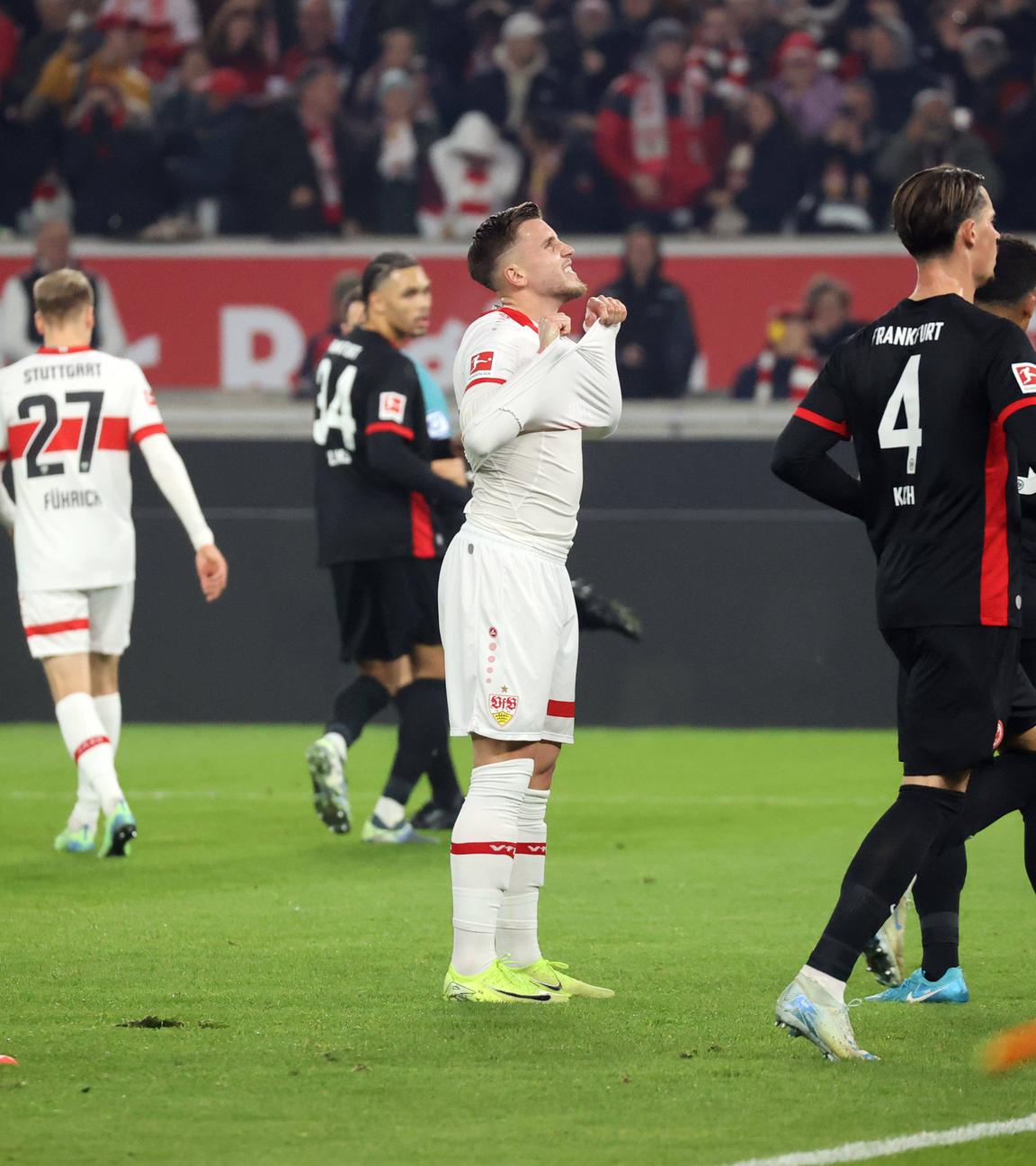 Stuttgarts Ermedin Demirovic reagiert während dem Spiel gegen Frankfurt.