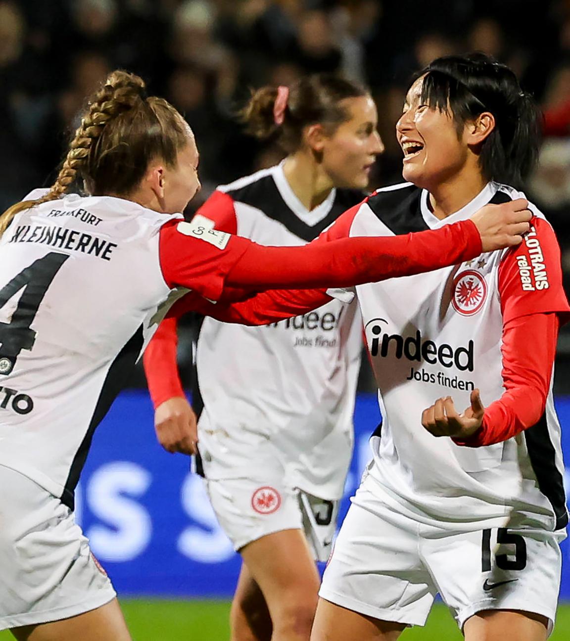 Remina Chiba (Eintracht Frankfurt) bejubelt ihren Treffer zum 5:0 mit Sophia Kleinherne