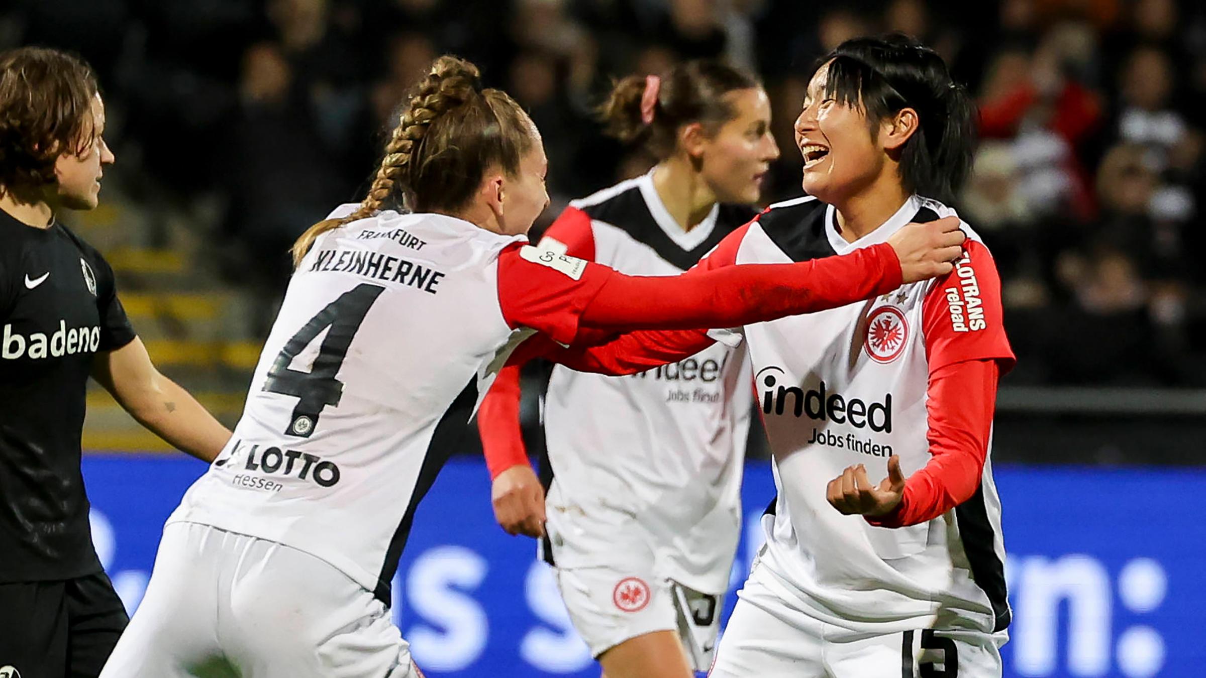 Remina Chiba (Eintracht Frankfurt) bejubelt ihren Treffer zum 5:0 mit Sophia Kleinherne