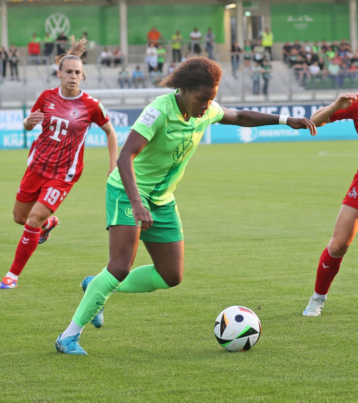 Wolfsburgs Lineth Beerensteyn in Aktion beim Spiel gegen den 1. FC Köln.