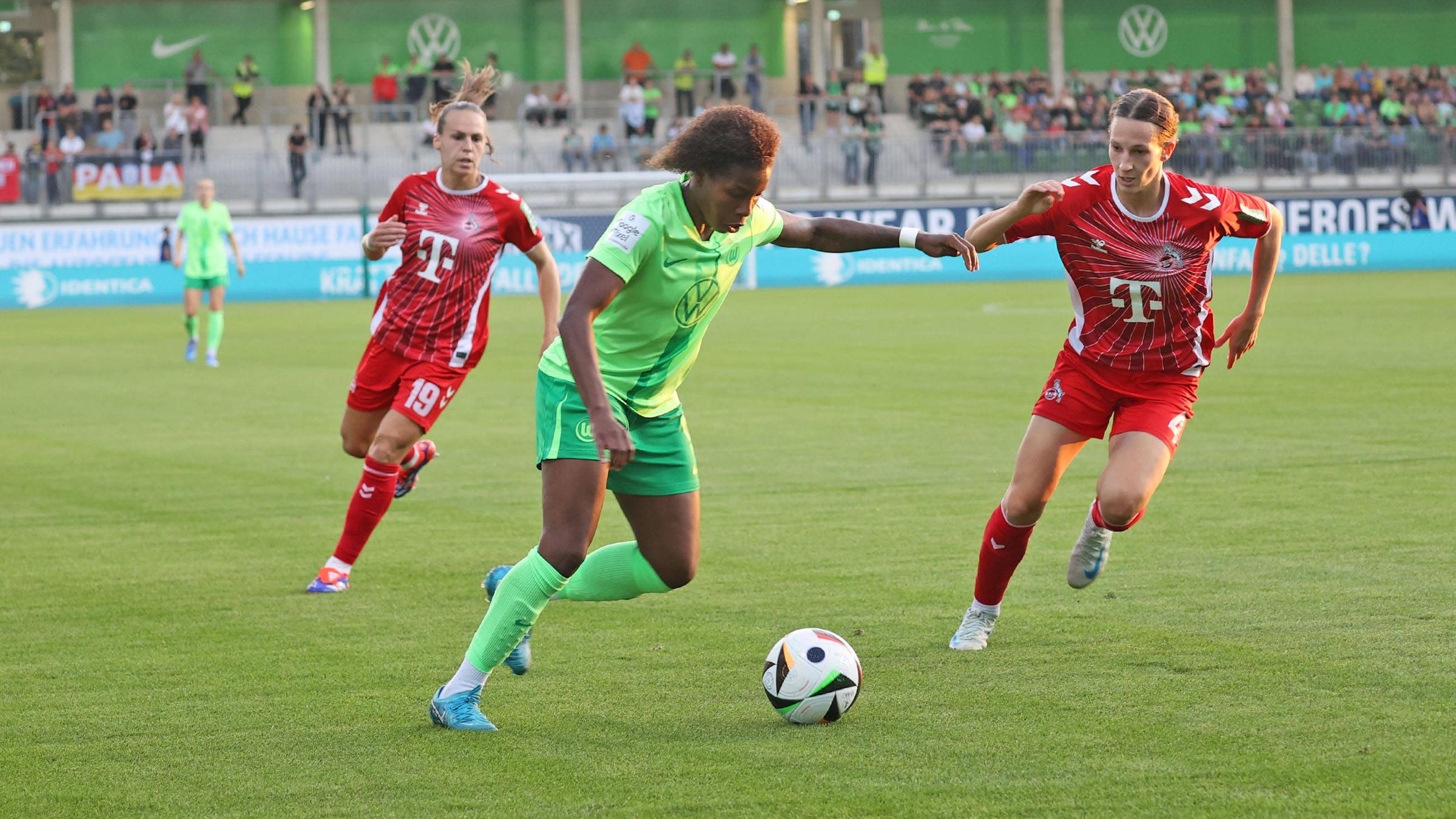 Wolfsburgs Lineth Beerensteyn in Aktion beim Spiel gegen den 1. FC Köln.