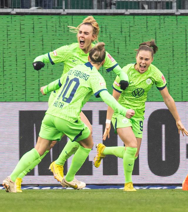 Jill Roord (l.) feiert ein Tor für den VfL Wolfsburg