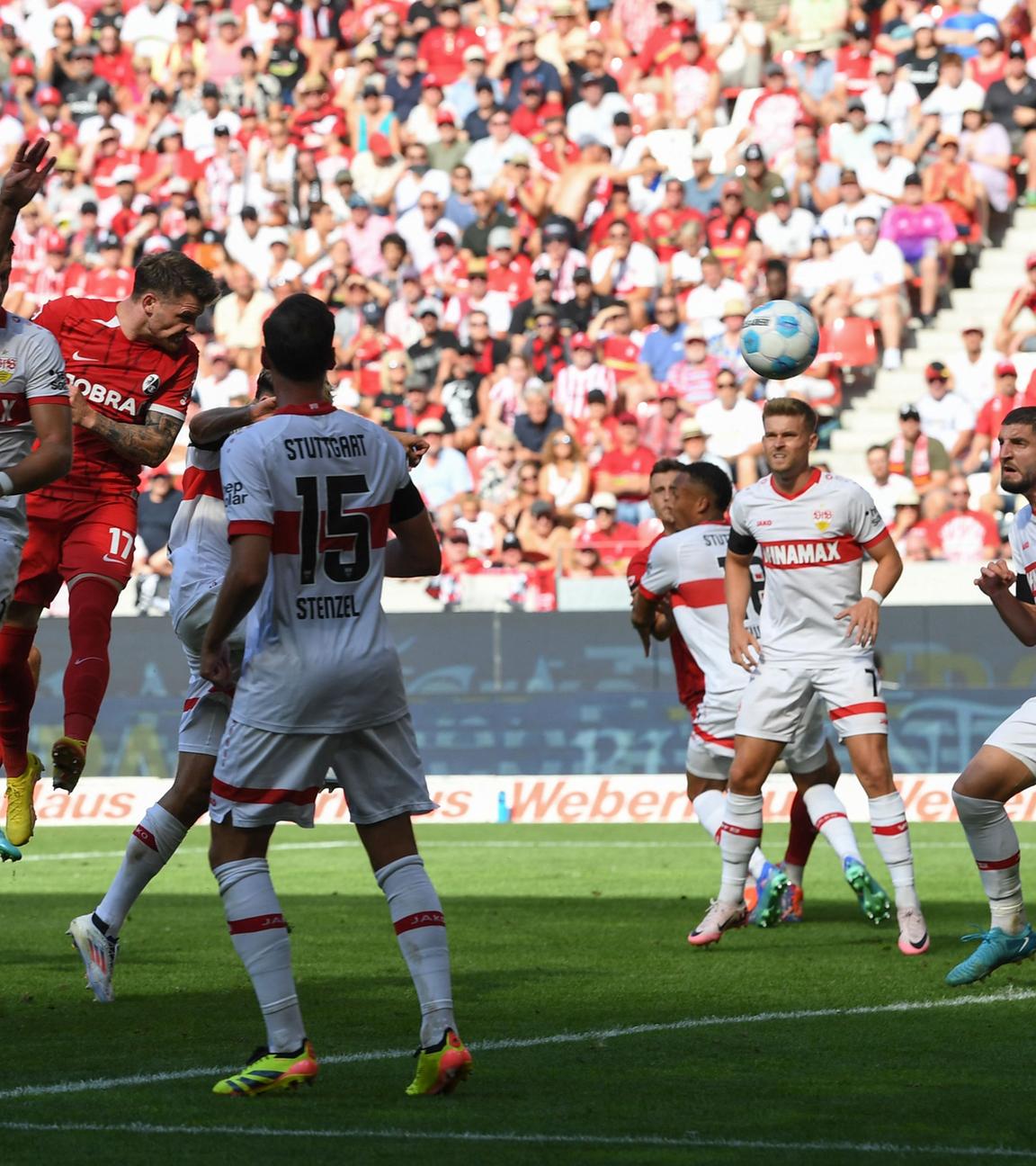 Freiburgs Lukas Kübler schießt das dritte Tor gegen den VfB Stuttgart beim Auftakt-Spiel.