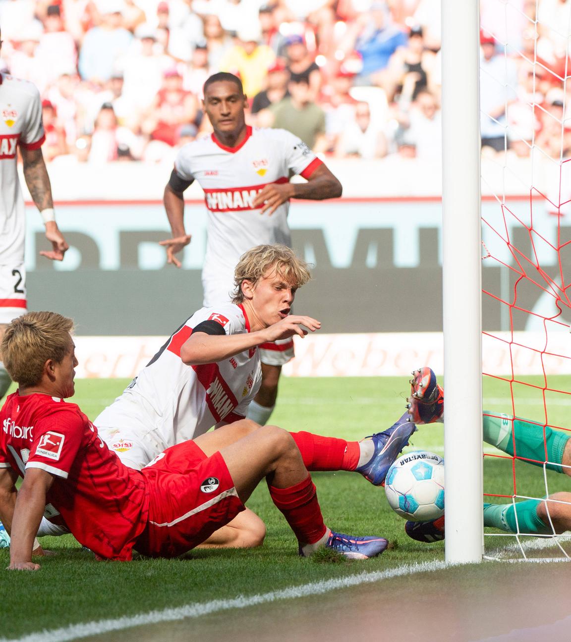 Der Freiburger Alexander Nübel trifft das Tor zum 2:1 gegen den VfB Stuttgart.