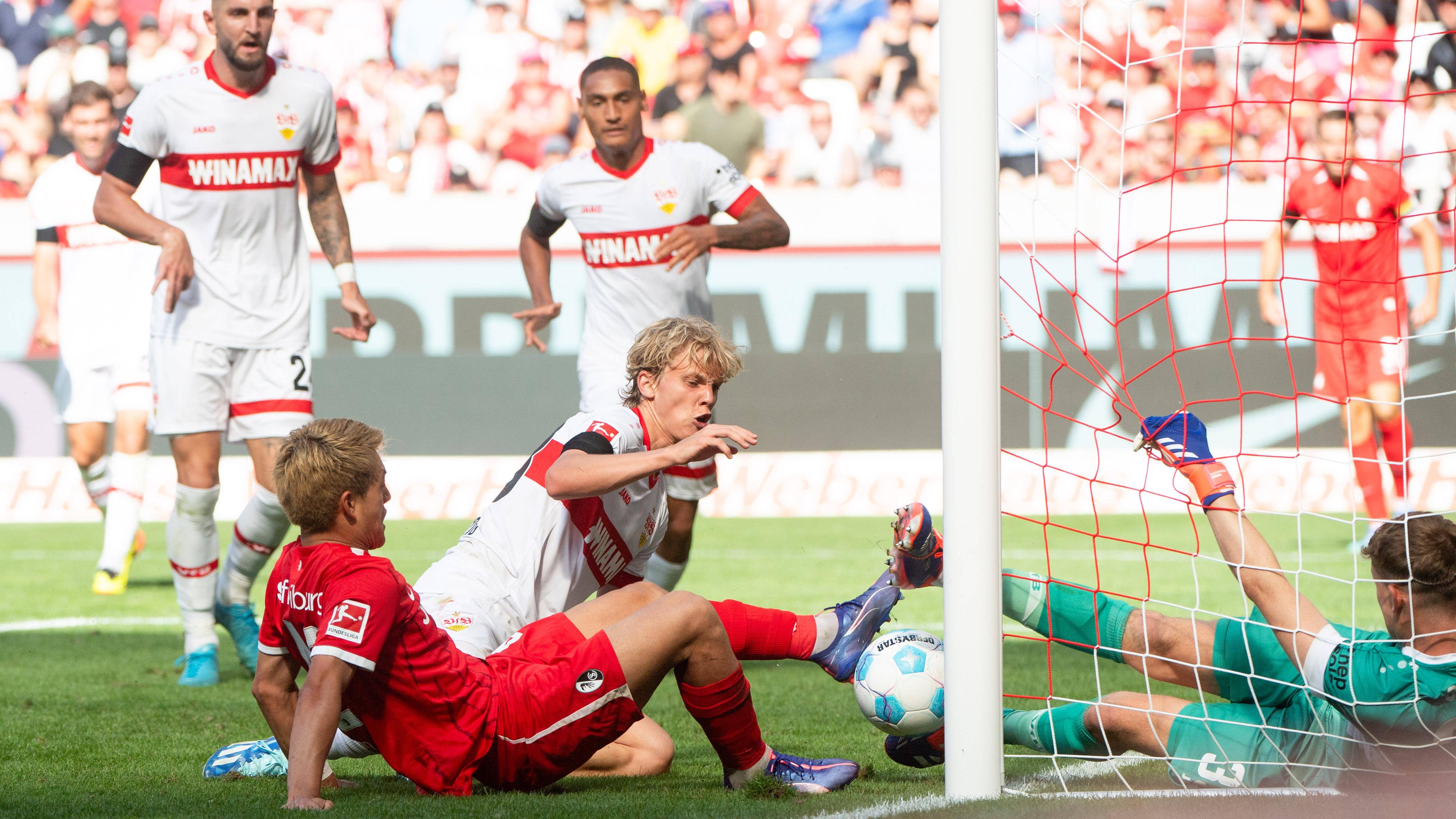 Der Freiburger Alexander Nübel trifft das Tor zum 2:1 gegen den VfB Stuttgart.