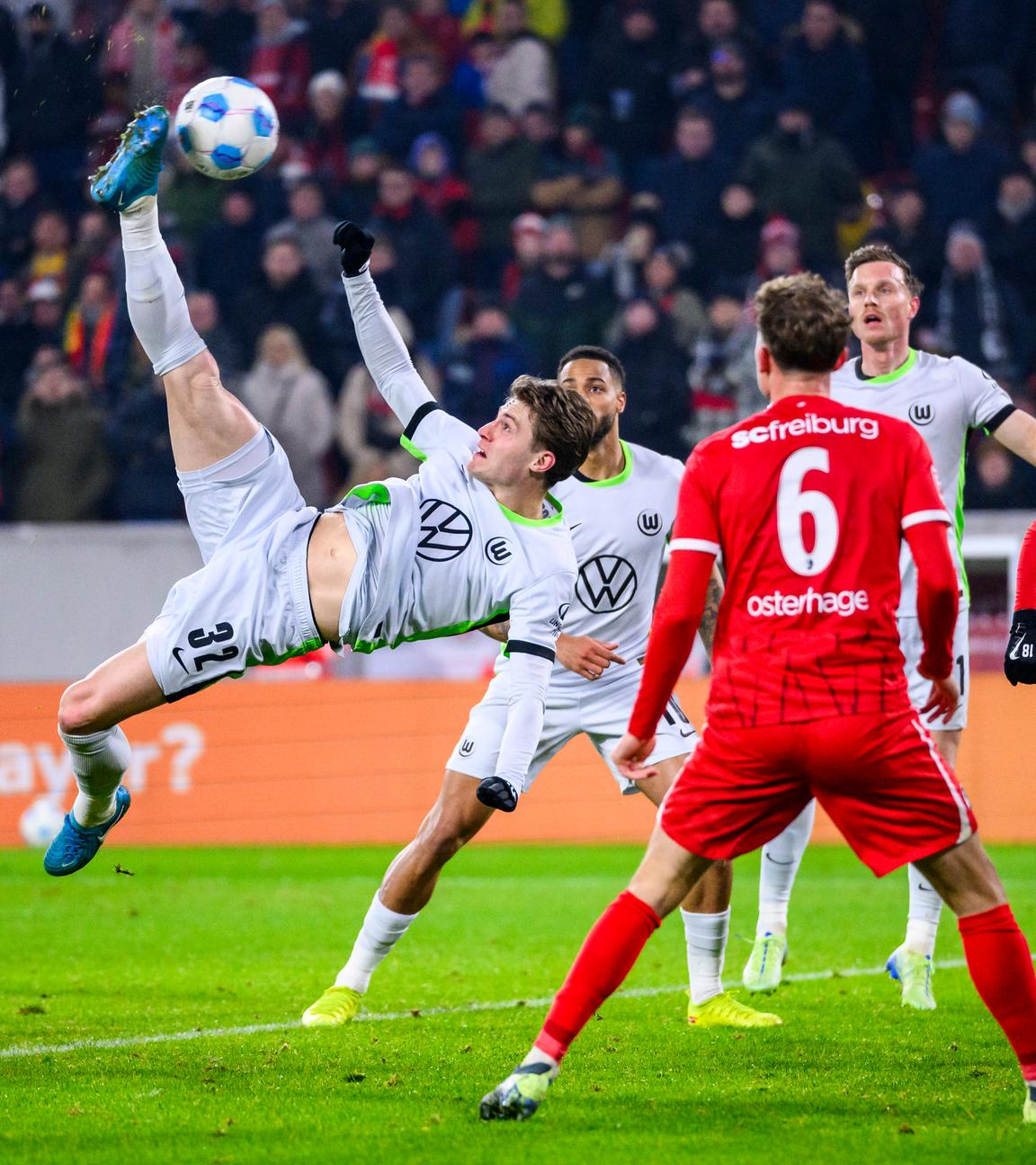 Wolfsburgs Mattias Svanberg macht mit einem Fallrückzieher das Tor zum 3:2 gegen den SC Freiburg.