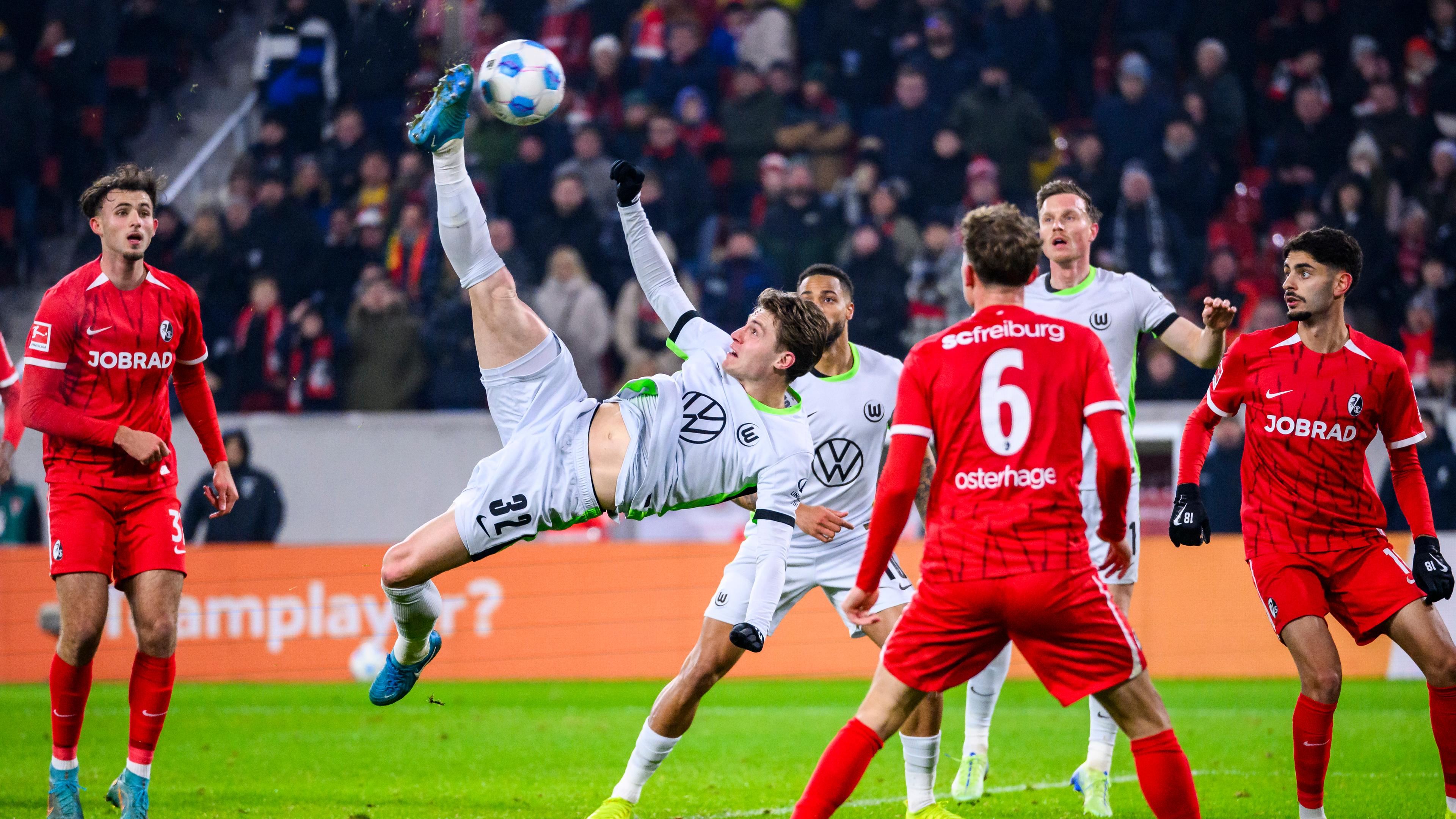 Wolfsburgs Mattias Svanberg macht mit einem Fallrückzieher das Tor zum 3:2 gegen den SC Freiburg.