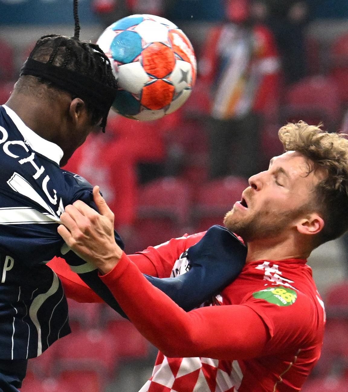 15.01.2022,  Rheinland-Pfalz, Mainz, FSV Mainz 05 gegen VfL Bochum, in der Mewa Arena, Bochums Armel Bella Kotchap (l) spielt gegen den Mainzer Silvan Widmer.