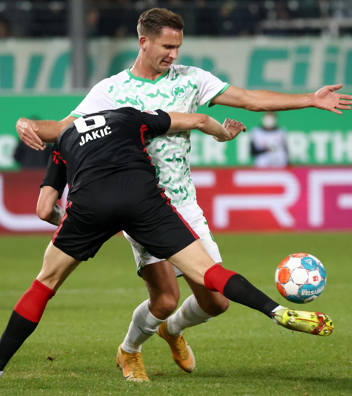 11. Spieltag: Fürth - Entracht Frankfurt. Paul Seguin kämpft mit dem Frankfurter Kristijan Jakic um den Ball.